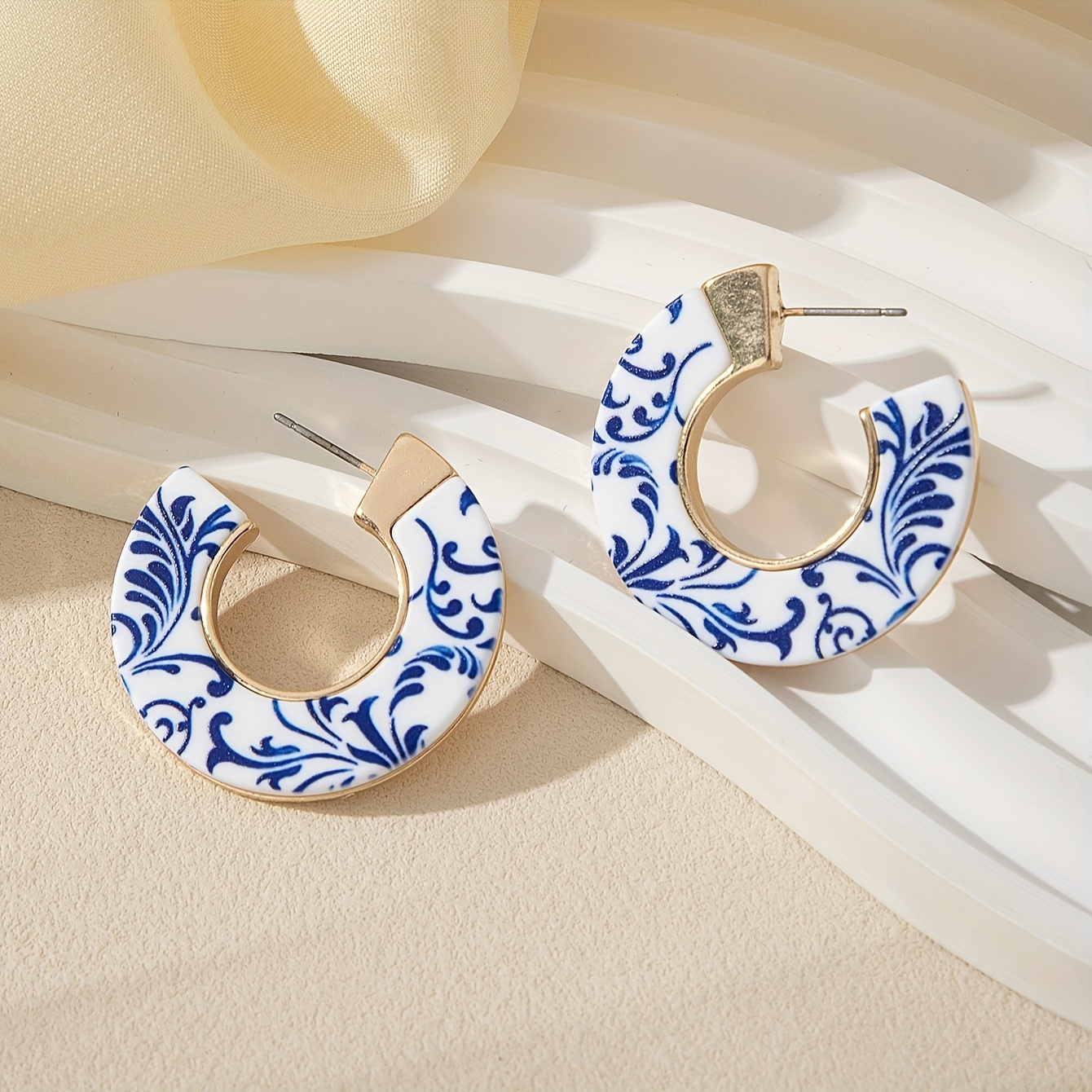 

A Pair Of Gold-plated Acrylic Spliced Blue And White Porcelain Earrings