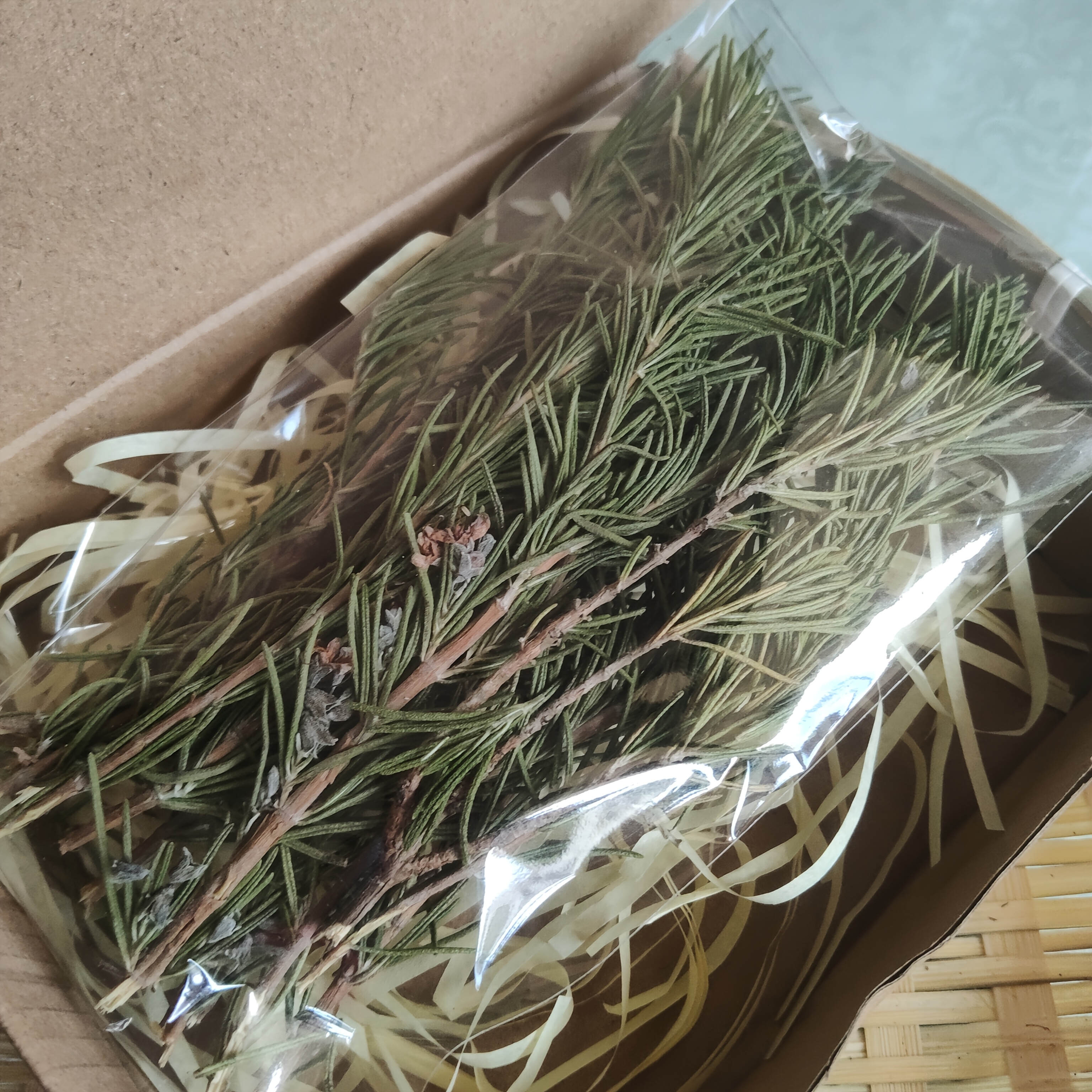A Pack of Natural Color Rosemary, Dried Flowers, Pressed Flowers, Preserved Flowers, Real Flowers and Plants Can Be Used as Specimens, Bookmarks, DIY Handcrafted Scented Candles, Cocktails, Decorations, Home, Wedding, Party, Festival Gifts, Birthday