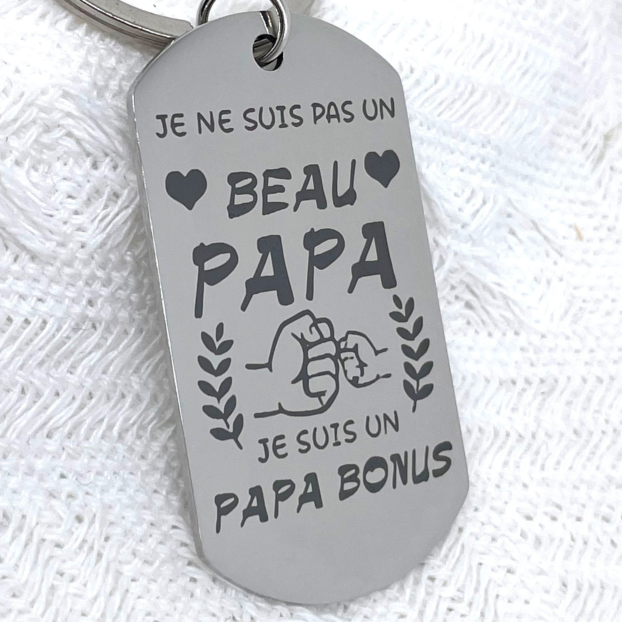 

Un cadeau d'anniversaire pour papa : un porte-clés en acier inoxydable avec un message personnalisé en français