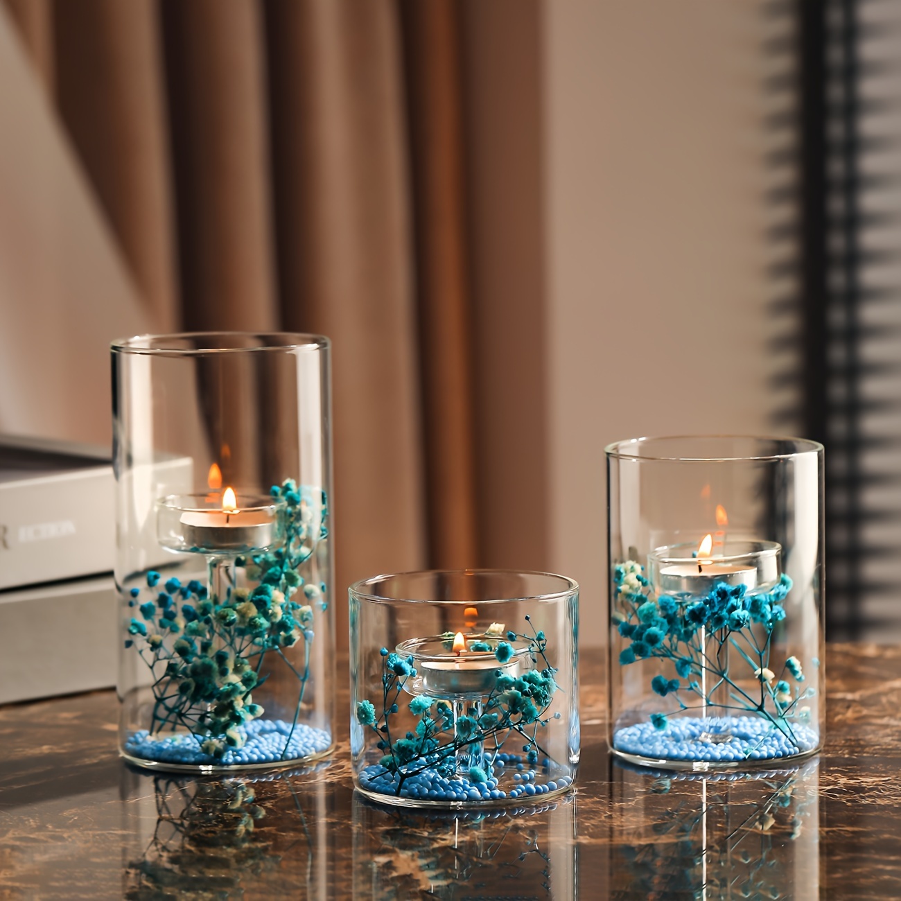 

1pc Windproof Candle Holder, Blue Vase Candle Holder, Candlelight Dinner Gift Romantic Home Ornament, Birthday Party Atmosphere Candle Holder (including Blue Flowers & Small Ball Accessories)