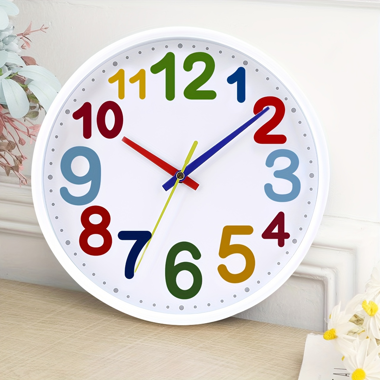 E-shop 1 Stück Moderne Große Weiße Zifferblatt Leise Nicht-Tickende Wanduhr mit Bunten Arabischen Ziffern - 9 Zoll Rund - Steckdosen-Uhr Geeignet für