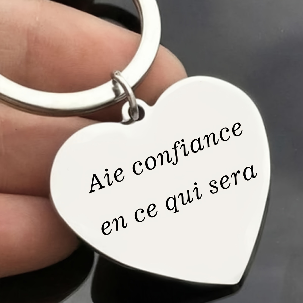 Porte-clés en acier inoxydable en forme de cœur avec une citation inspirante en français, Porte-clés gravé Crois en ce qui adviendra, cadeau parfait pour la famille et les  . détails 2