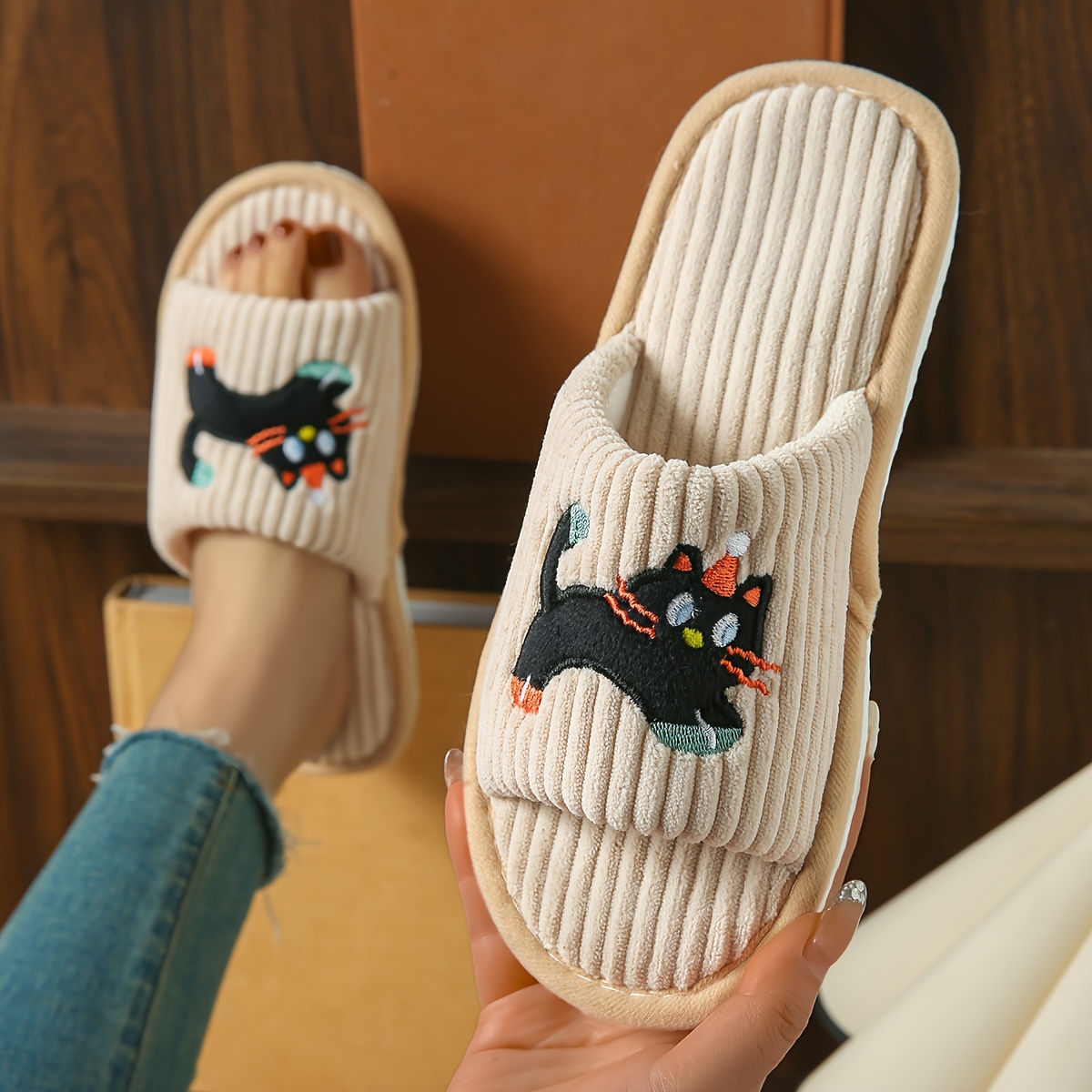 Women's Simple and Cute Lively Striped Home Slip-On Slippers with Cat Design, Comfortable for Both Men and Women