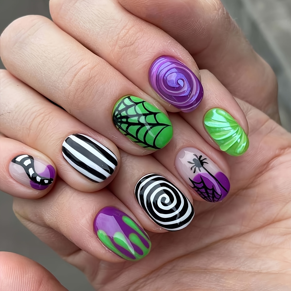 TEMU Lot de 24 faux ongles courts carrés et ronds pour Halloween à blocs de couleur, ongles artificiels à motif spirale toile d'araignée violet-vert,