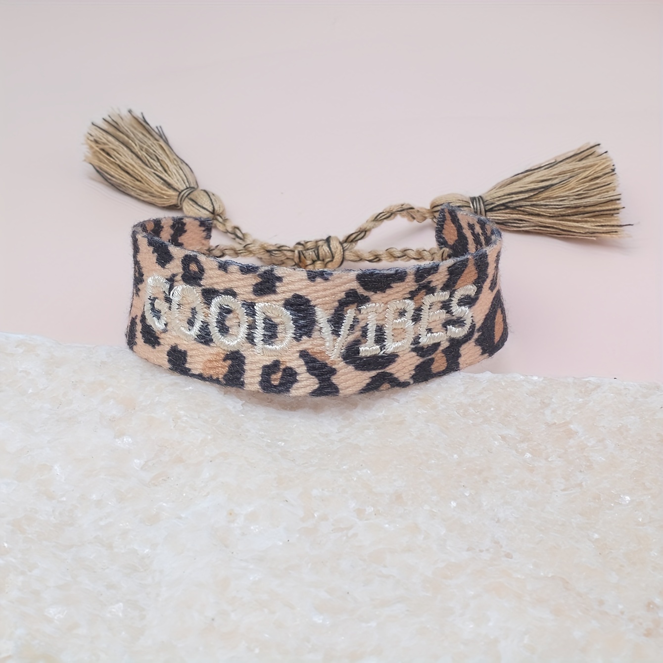 E-shop Ein stilvolles, handgefertigtes, gewebtes Vintage-Armband mit Leopardenmuster und Quasten und Buchstaben ist für Familie, Freunde,