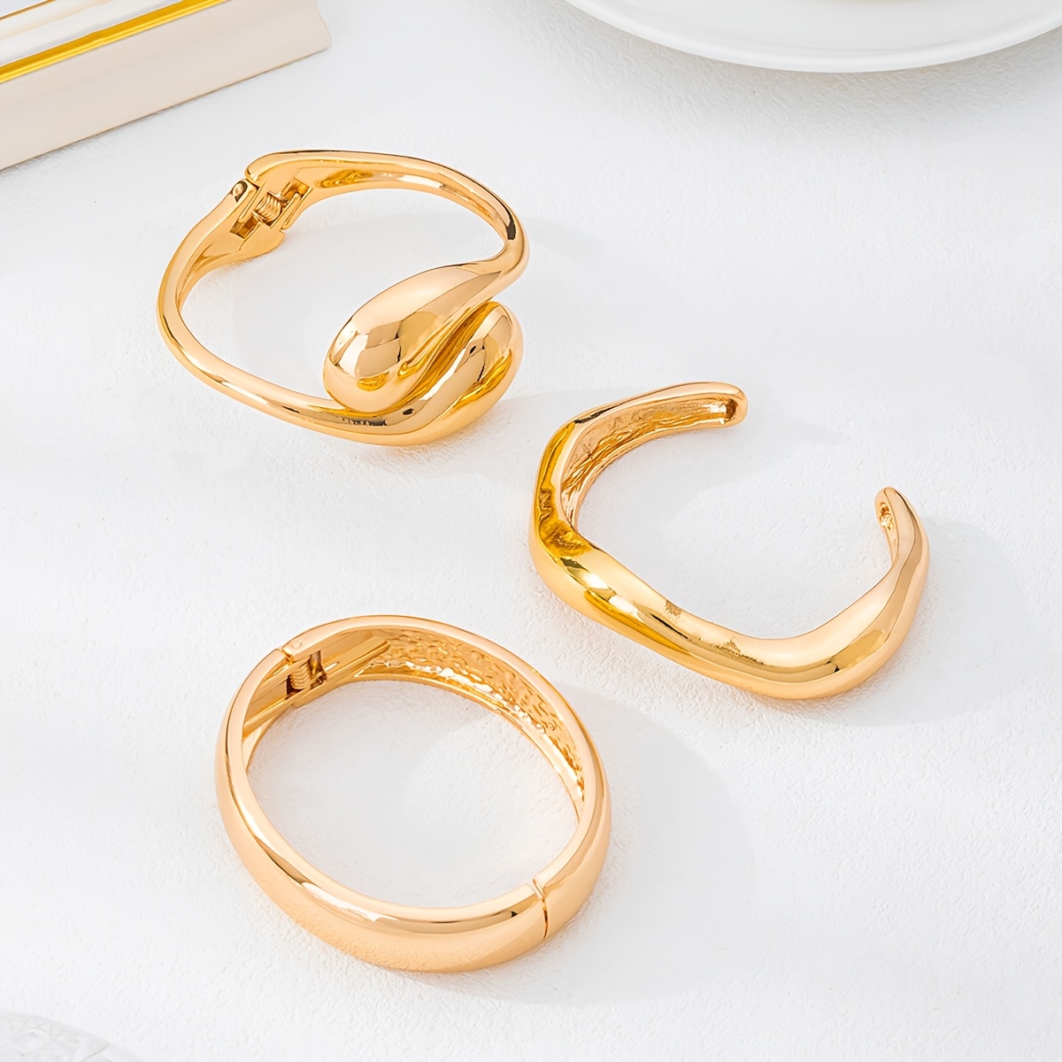 Stylish Open Spring Bracelet for Women, Perfect for Summer Gatherings