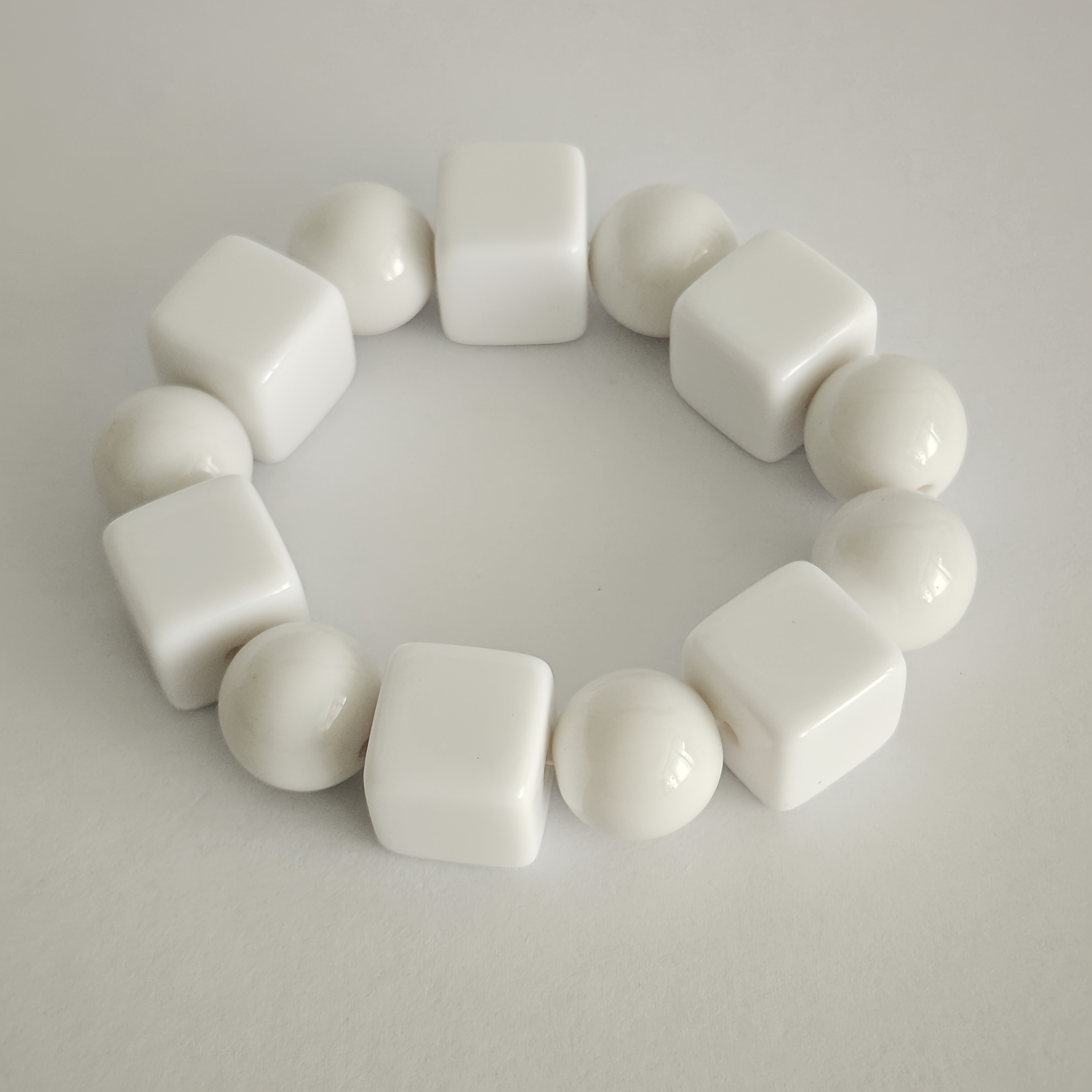TEMU Un bracelet épais surdimensionné blanc de 20 cm avec un design facile et des grandes perles, comprenant un grand bracelet en acrylique rond et