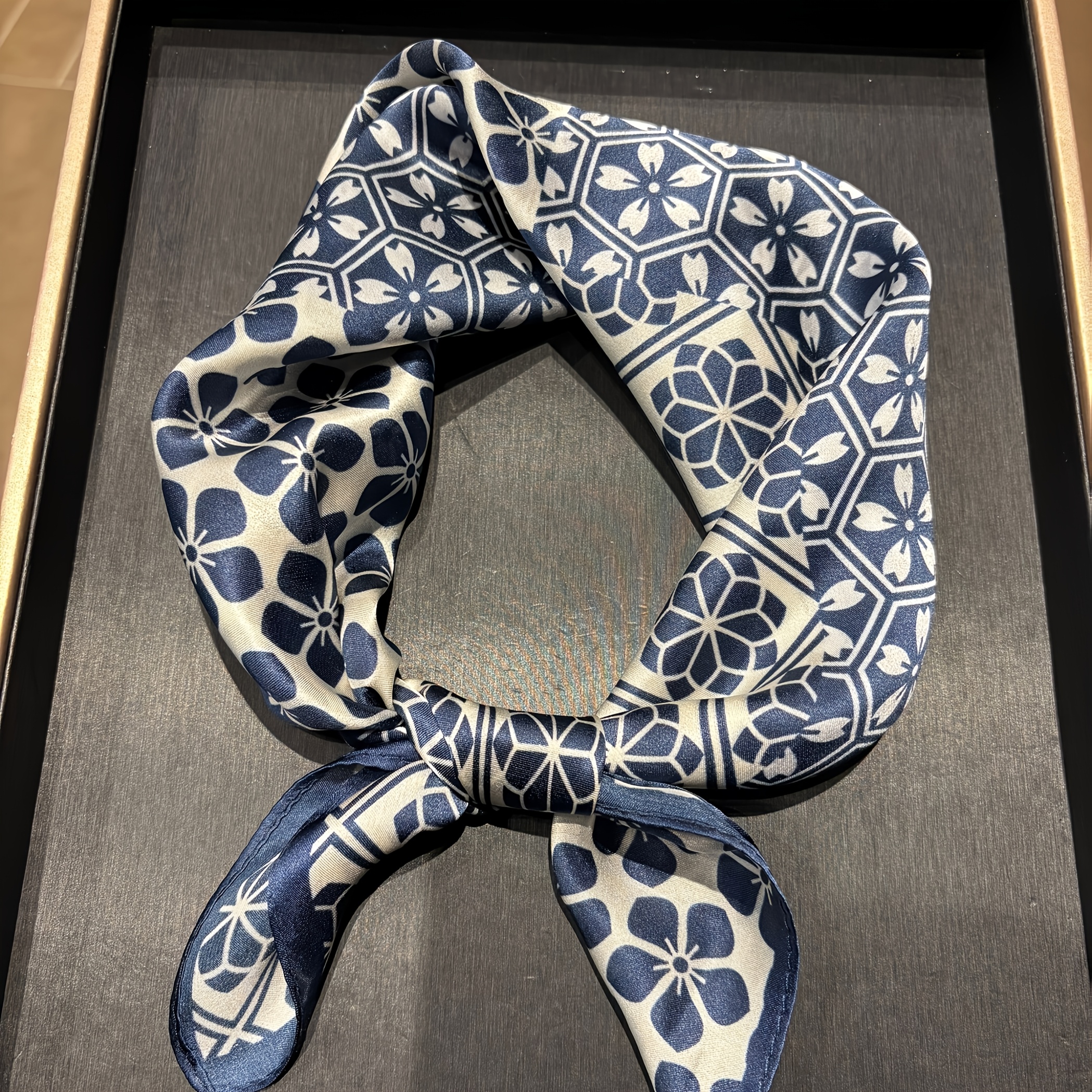 

A 100% Silk Scarf Featuring A Blue Floral Four-square Design, From High-quality . The Fabric Is Breathable And Comfortable, With Printing. Used As An Accessory For Clothing Or Bags, Showcasing A New .