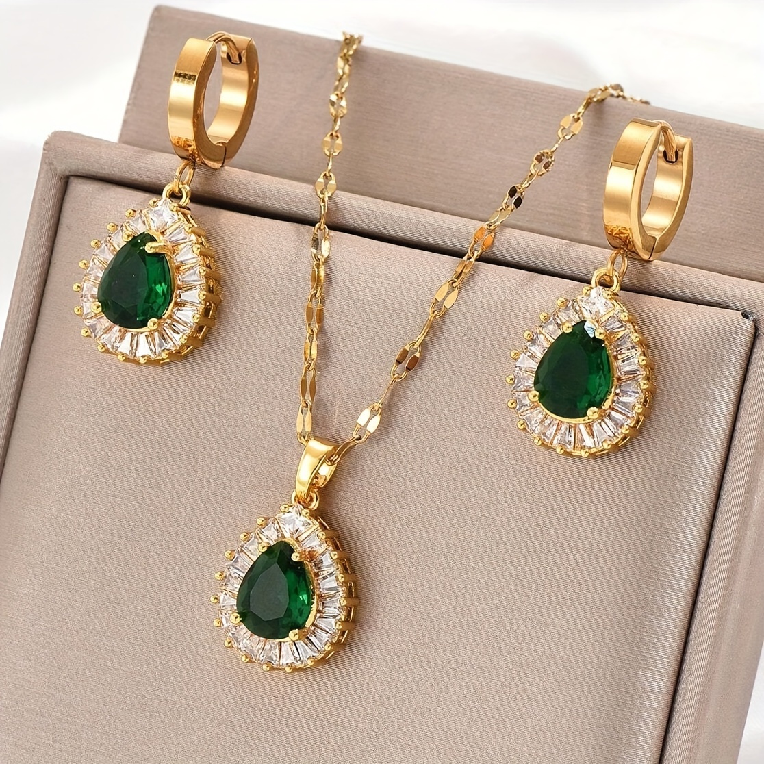 

3pcs Set Of Golden Stainless Steel Golden-plated Cubic Zirconia Green Water Necklace Ear 3pcs Suit Ins Fashion Simple Trend Retro Ladies Street Daily Commuting Holiday Party Party To Wear.