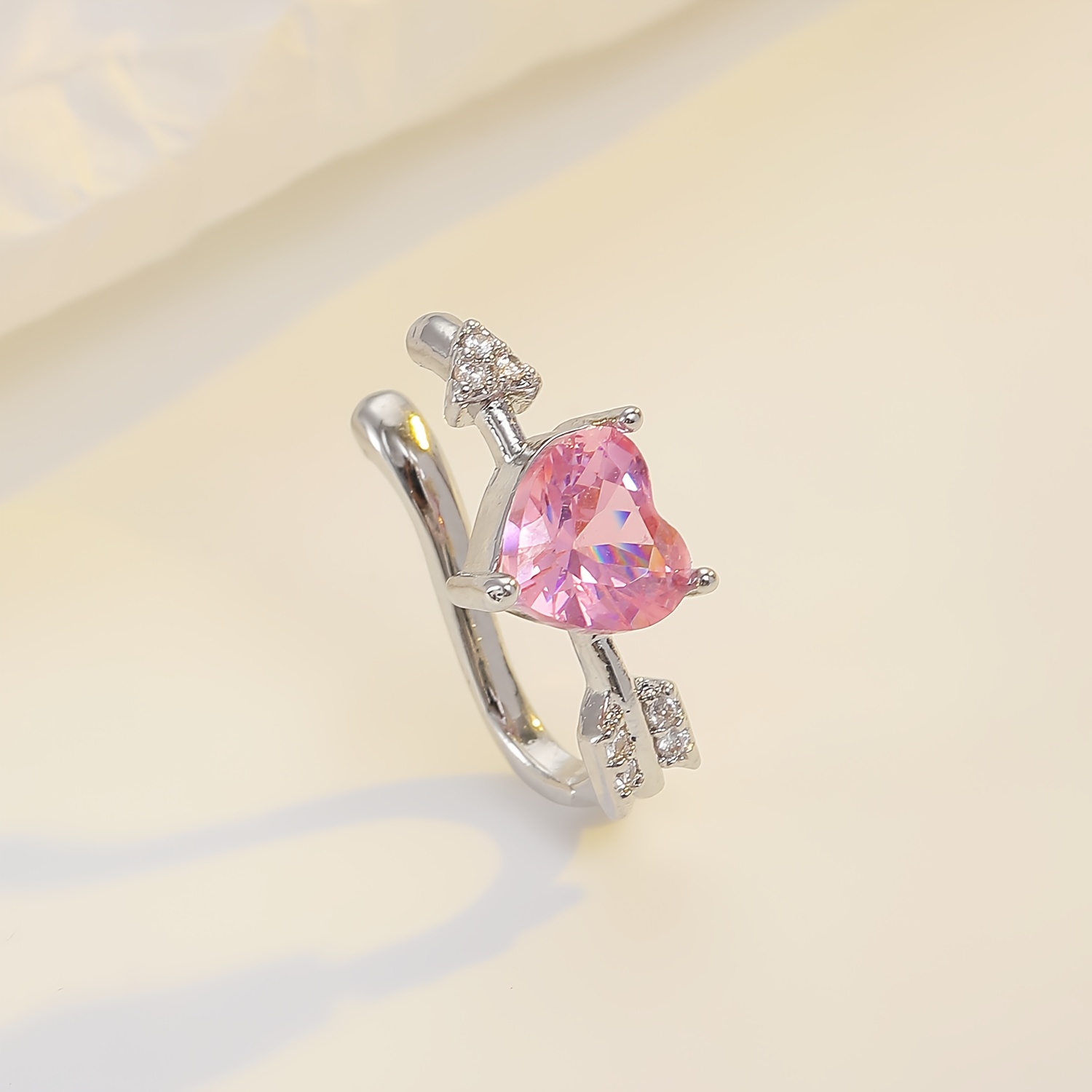 TEMU 1 pièce Pince d'oreille à flèche unique perçante en synthétique pour femme, pince d'oreille osseuse de luxe léger et polyvalente trou d'oreille,