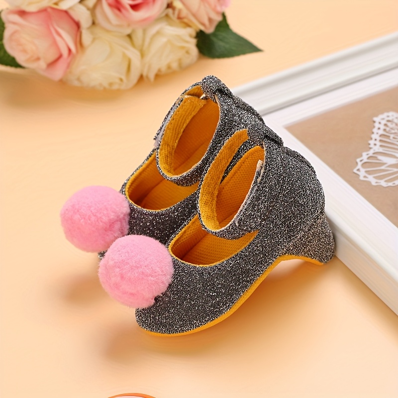 f3ba5647-f33e-43ee-a6df-7b13a6fbd419.jpg Baby's Fonkelende Glitter Eerste Stapjes Schoenen - Zachte Stof Puntige Enkelhoge Laarsjes met Drukknoopsluiting, Schattige Roze Pompon & Strik voor 4-Seizoenen Feest & Casual Kleding (Grijs/Geel) - Makkelijk Aan/Uit Schoeisel