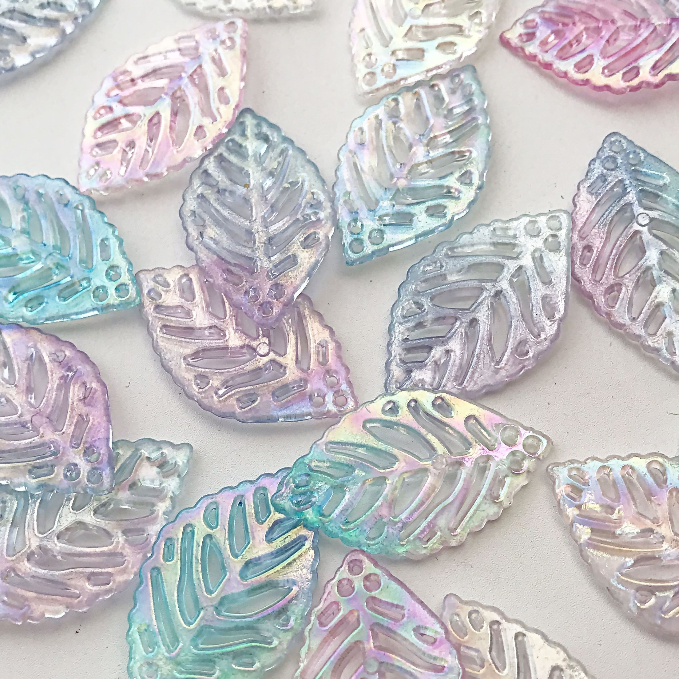 

20 pièces de perles de feuille acrylique irisées, charmes transparents de gradient DIY pour la fabrication de bijoux et les accessoires de porte-clés