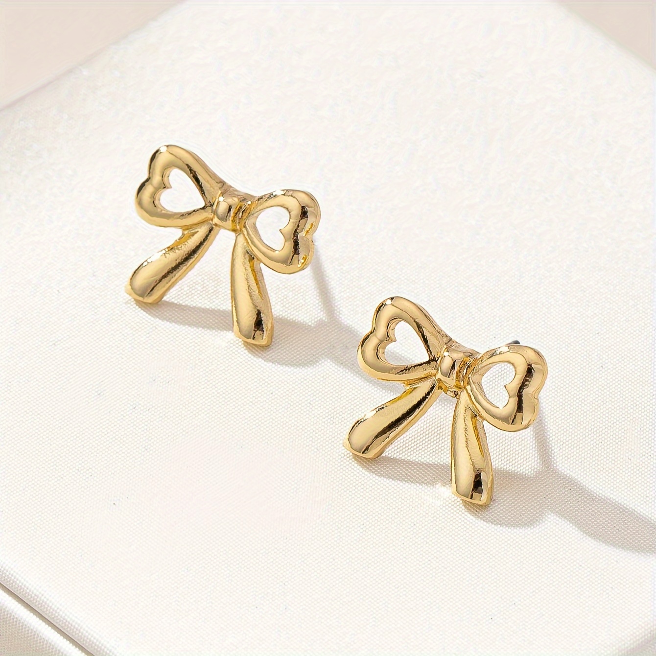 

Elegant Geometric Heart Bow Earrings: A Versatile Accessory For Everyday Wear And Gift-giving