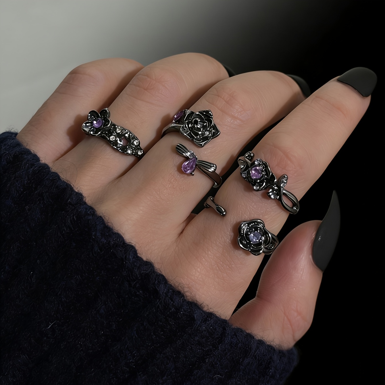 E-shop Ein Set aus vier Ringen mit einer Gunmetal-Legierung mit violetten Strasssteinen, entworfen zum Stapeln. Dieses stilvolle und einzigartige Set