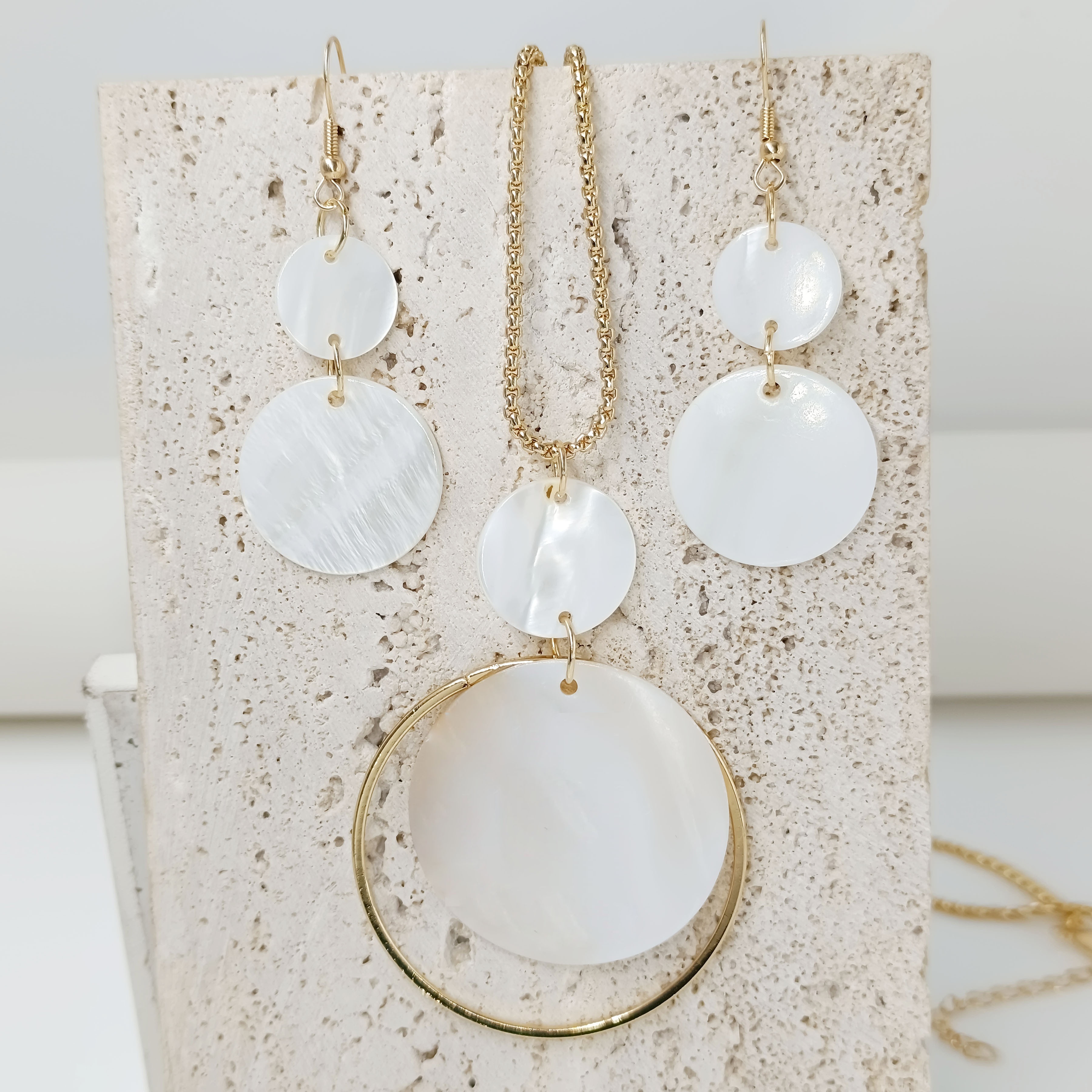 

Elegant Ladies Spring/summer Vacation Beach Natural White Shell Pendant Necklace And Earrings Jewelry Set, Resort And Nautical Style