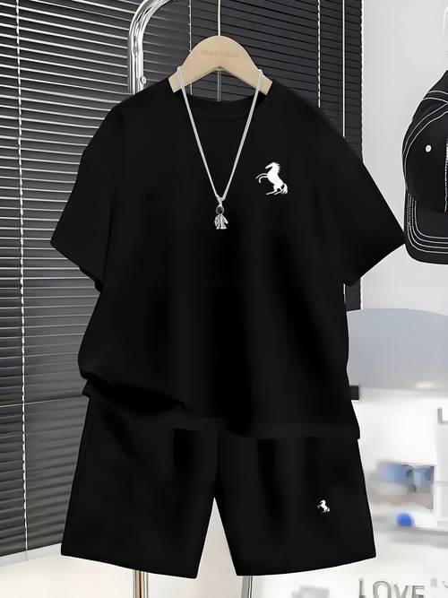 dječački jednostavni set s printom konja: 2 komada - elegantna crna konja / konja silueta logo print + vintage stil kratke hlače s logom - svjež, umjetnički i dvodijelni za svakodnevno nošenje, savršen za vanjske aktivnosti
