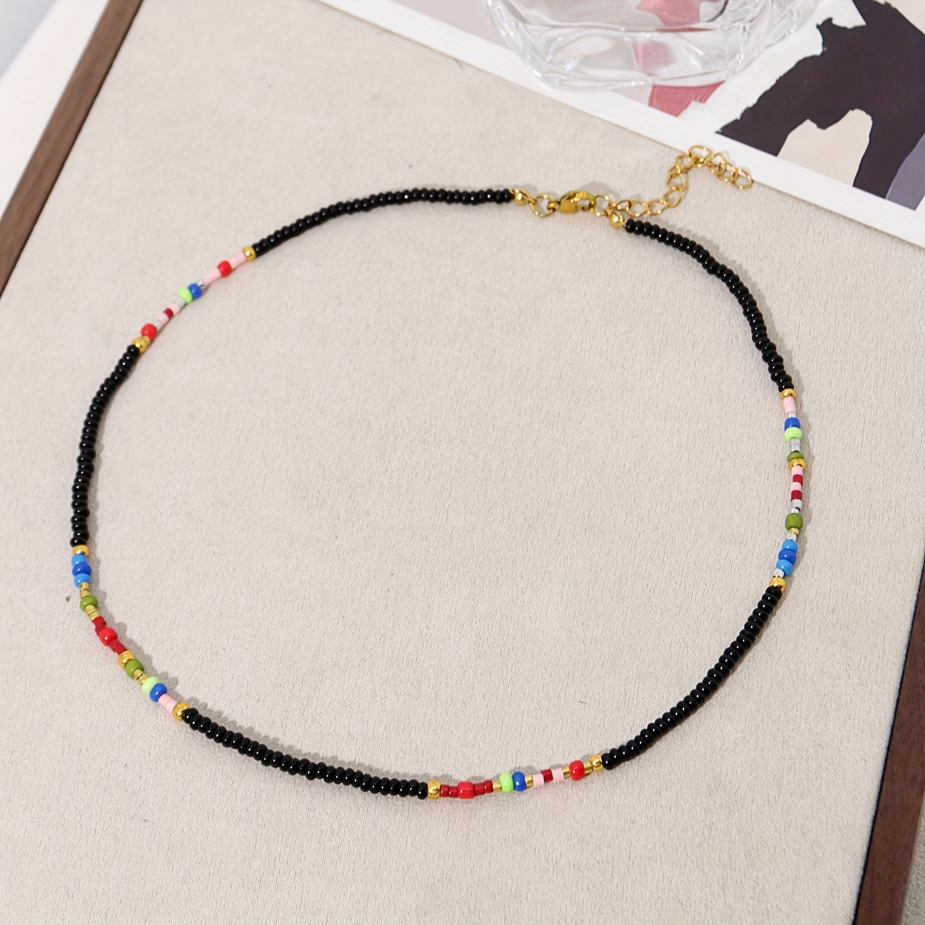 E-shop Eine stilvolle Choker-Halskette mit handgefertigtem Bohemian-Perlenarbeiten, für Weihnachtsfeiern und den