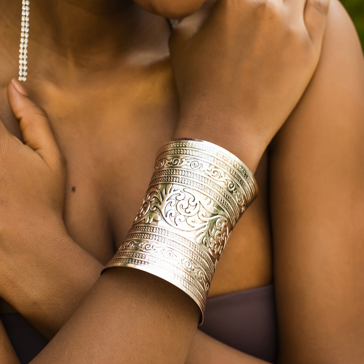 

Elegant Tribal Golden Cuff Bracelet With Floral Design - Perfect For Role Play Or Belly Dance, Suitable For Everyday Wear And Parties, And A Great Addition To Your Costume Collection