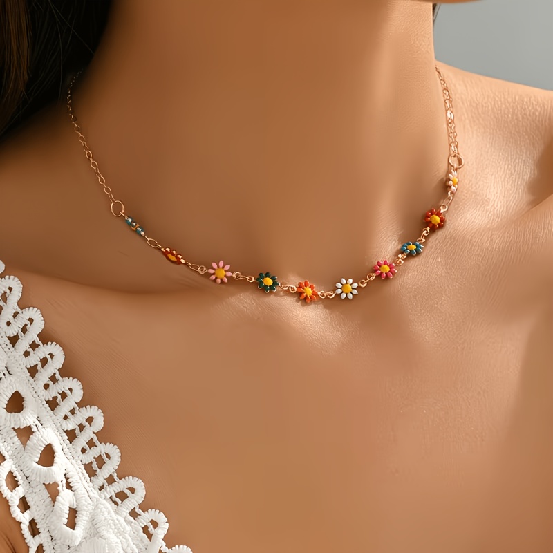 Women's Elegant Versatile Small Daisy Clavicle Necklace