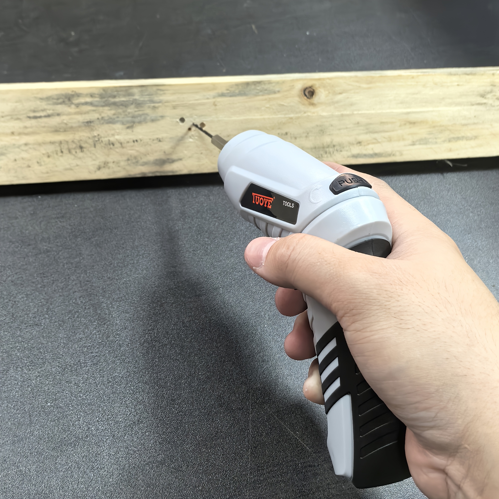 مجموعة مفك براغي لاسلكية 47+2 قطعة، قابلة للدوران والتشوه مع بطارية قابلة للشحن مدمجة، صندوق بلاستيك pe للتجميع لتخزين وسهولة النقل، تصميم ضوء عمل led، بيئة تلاشي لا يؤثر على الاستخدام، مقبض مطاطي لتغليف مريح، يمكن المنتج أن يؤتي وظائف الحفر والتثبيت، يحسن الكفاءة بشكل كبير في تفكيك الأشياء والأمنت المنزلية تفاصيل المنتج 10