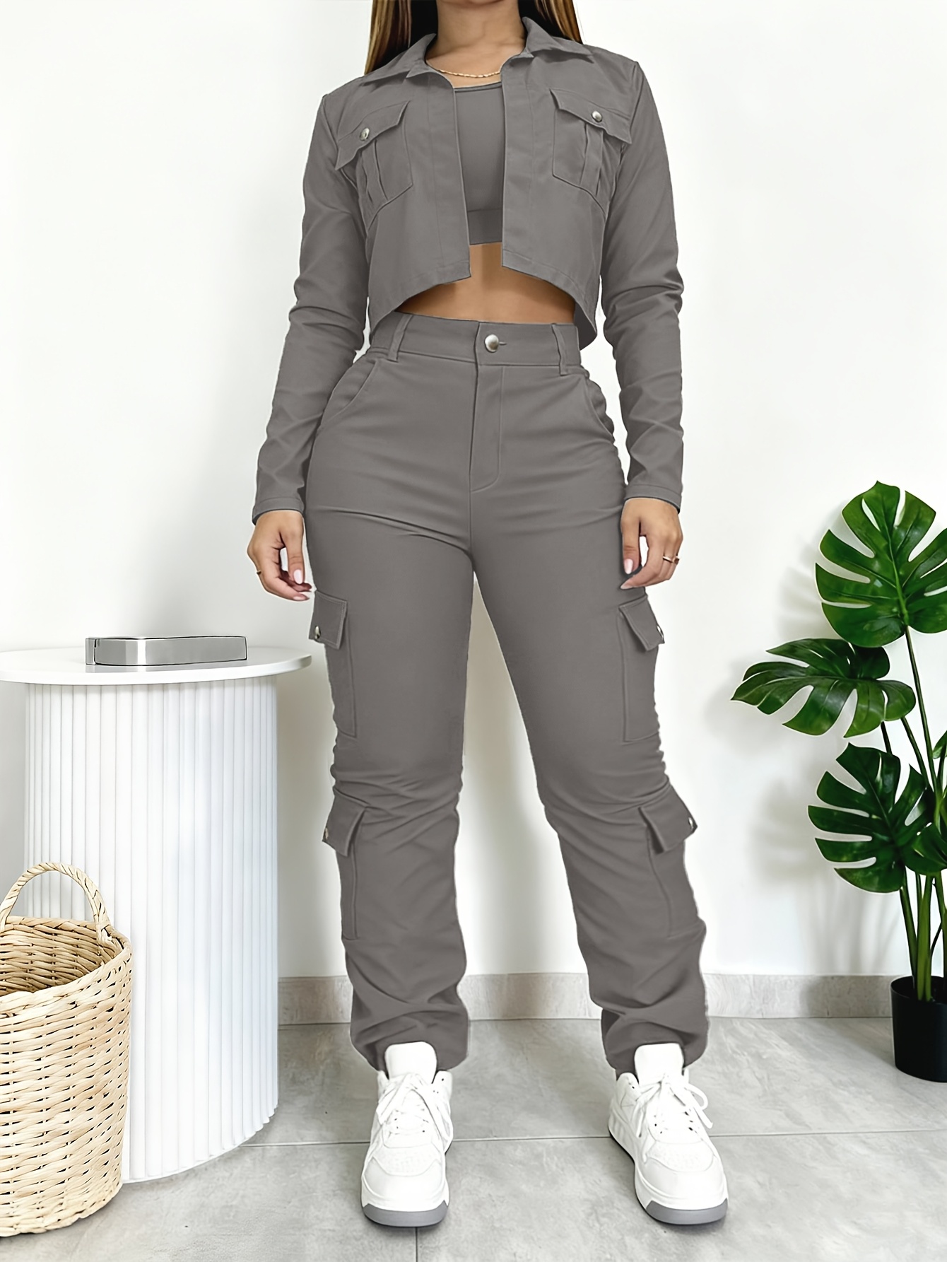 Conjunto Feminino Versátil de 2 Peças com Camiseta Cropped Justa de Gola V e Calça de Perna Larga  6