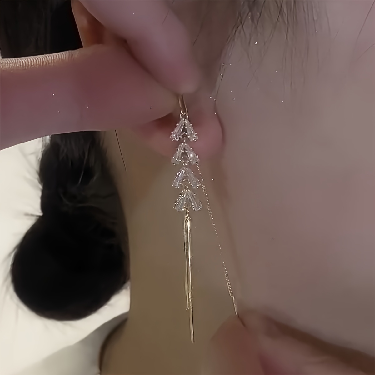 Women's Fashionable Light Luxury Tassel Synthetic Zirconia Leaf Ear Studs