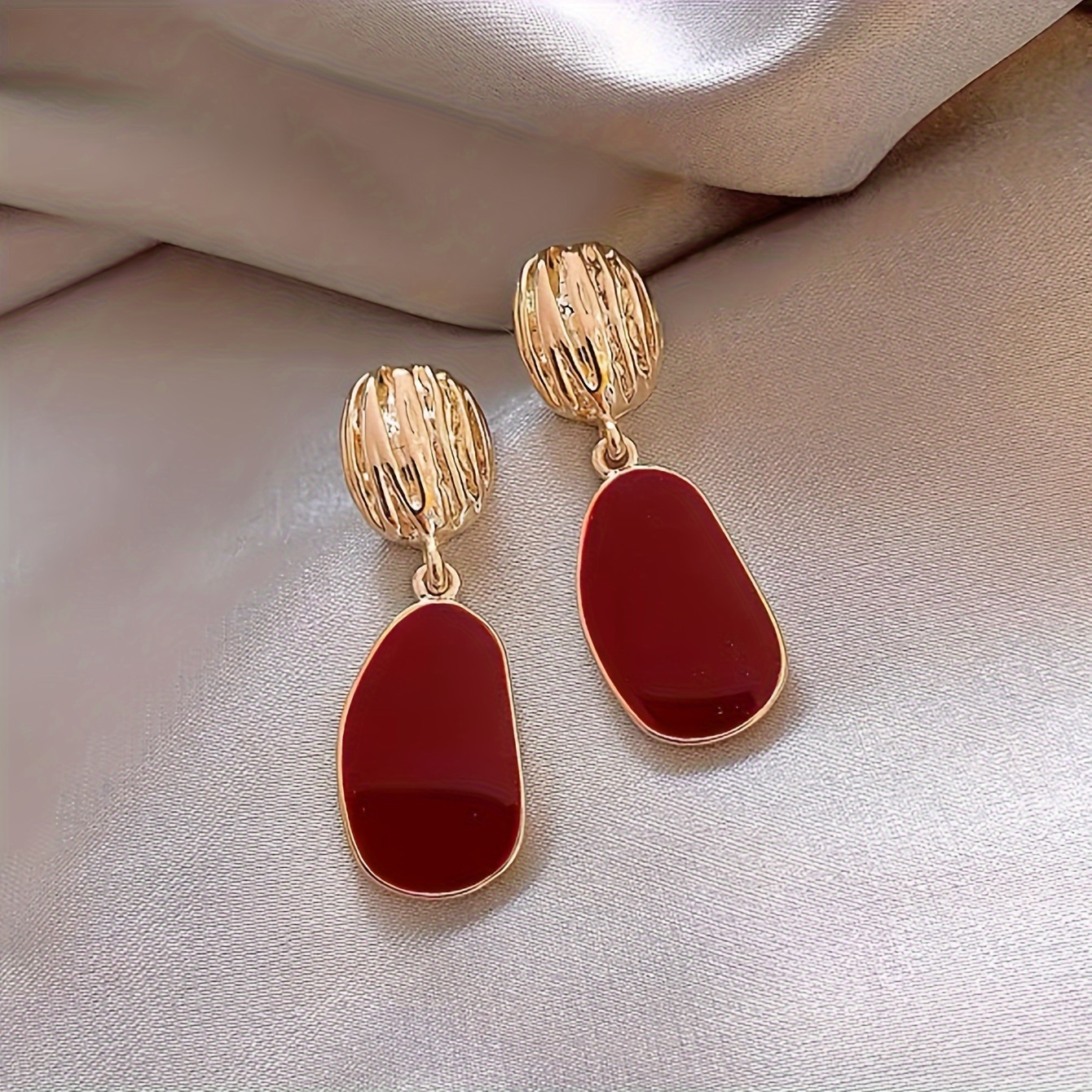 A Pair Of Simple, Elegant, And Light-luxury Classic Drop Earrings For Women, Featuring A Red Drip-glaze With A High-end Vintage Feel, Perfect For Evening Banquets, Events, And Parties
