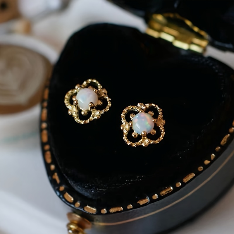 1 Pair French Hollow Mini Stud Earrings Retro Mini Exquisite Earrings Suitable For Daily Wear Earrings