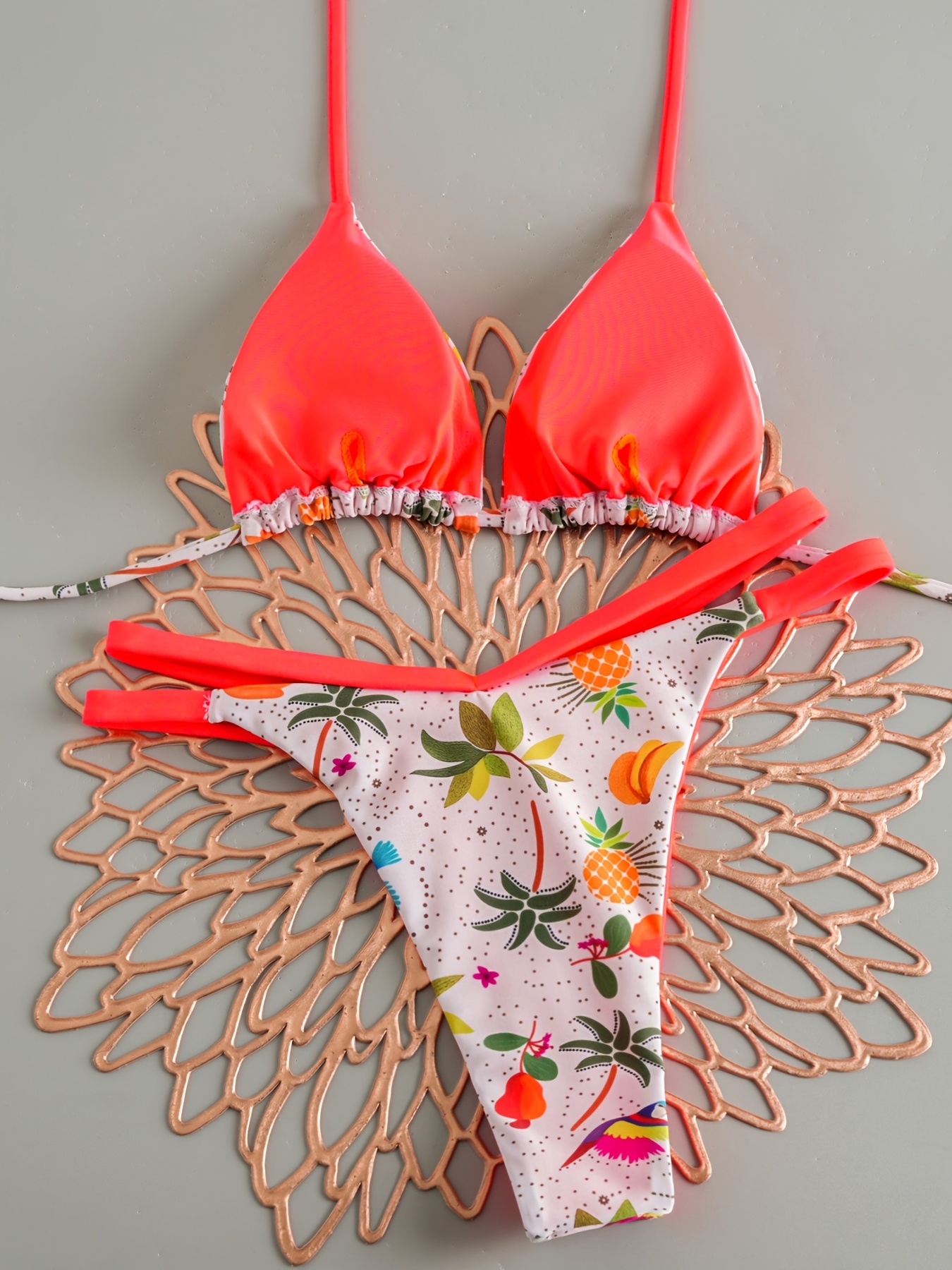 Bikini Halter con Elementos Tropicales para Base: Vibes de Vacaciones en la Isla