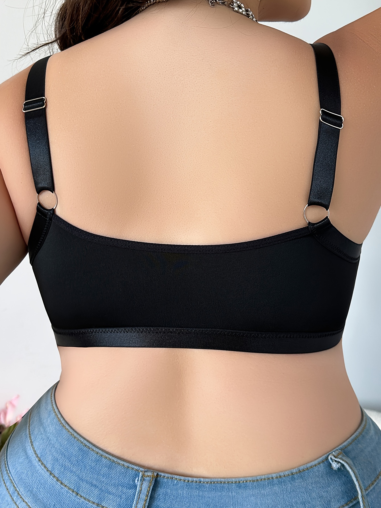 1pc Plus Size Women'S Sexy V-Neck Cut-Out Bralette, Polyester Knit Fabric, Medium Stretch, Solid Color, Collarless, Wire-Free, No Padding, Pullover Style