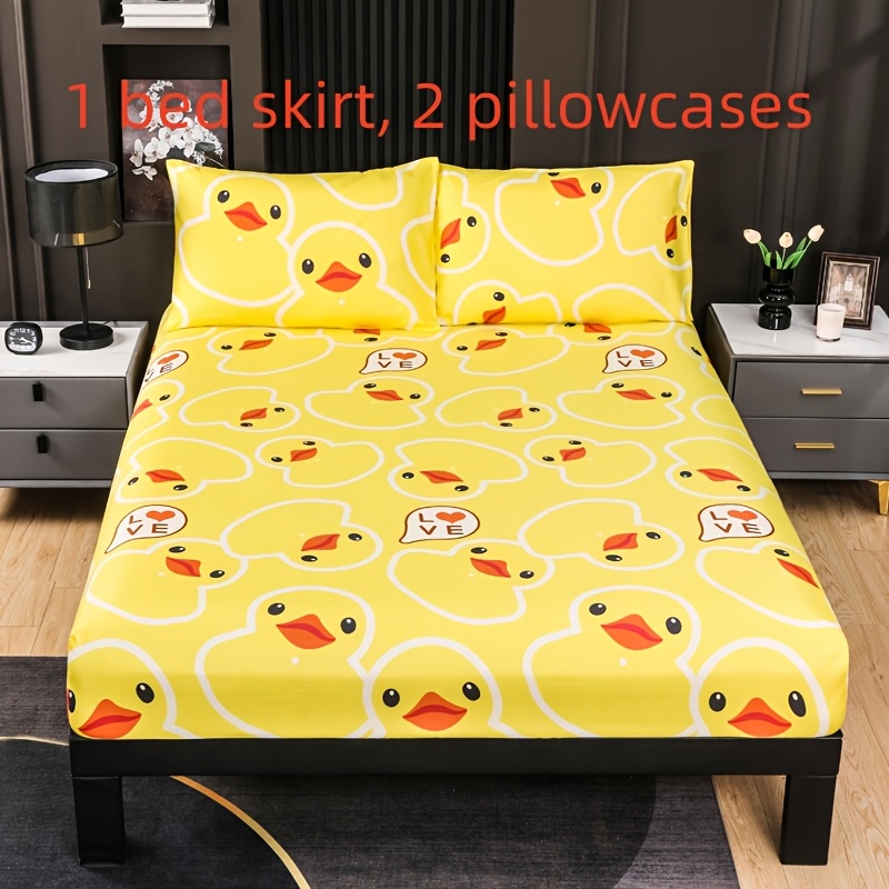 3-delige hoeslakenset met een van een geel eendje, dat een levendige en warme sfeer aan de kamer toevoegt. Inclusief…: retailer-supplied image
