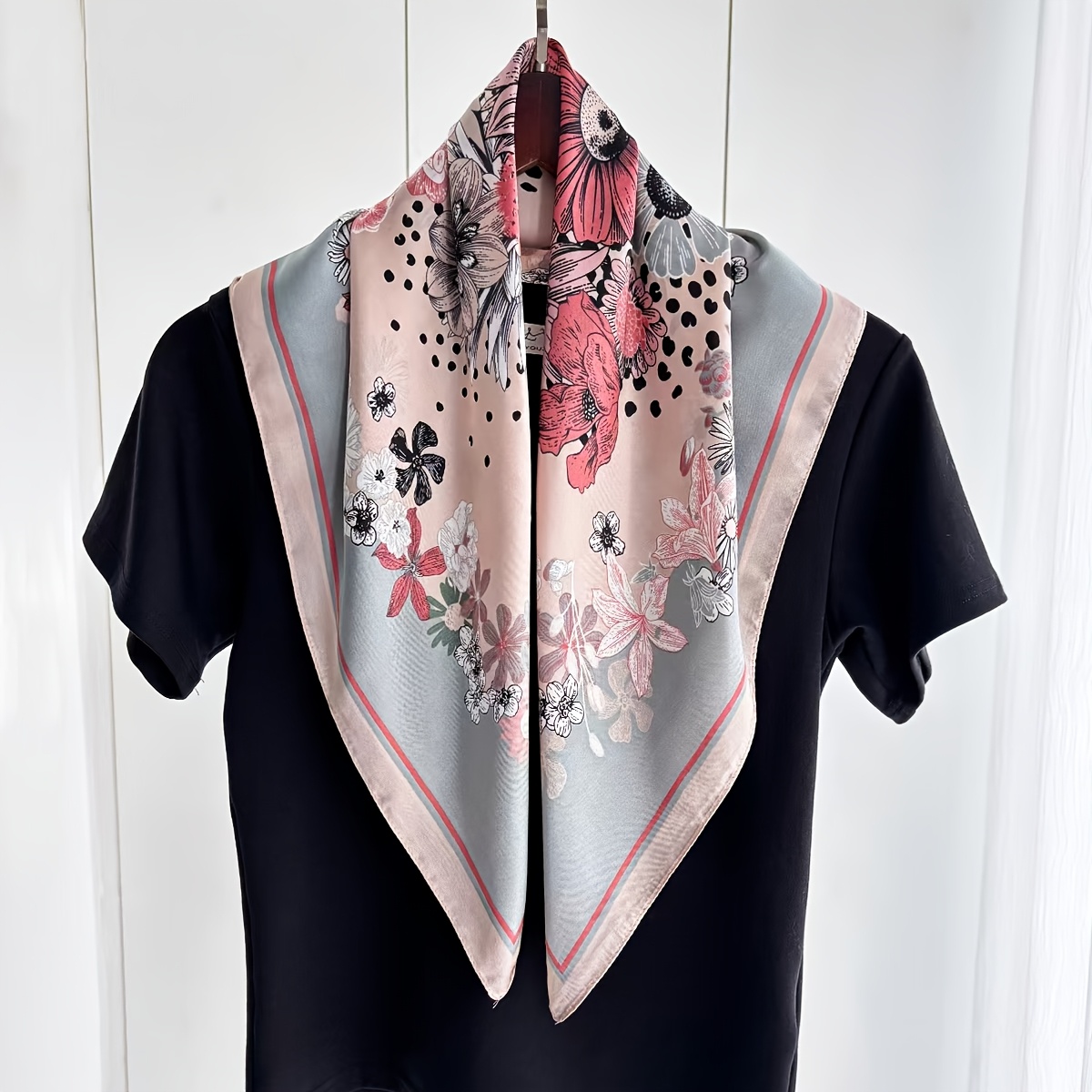 TEMU Pañuelo Cuadrado con Elegante Estampado Floral, Disponible en , Ideal para Mujeres. Puede Usarse como Pañuelo para la Cabeza, Bufanda o Chal.