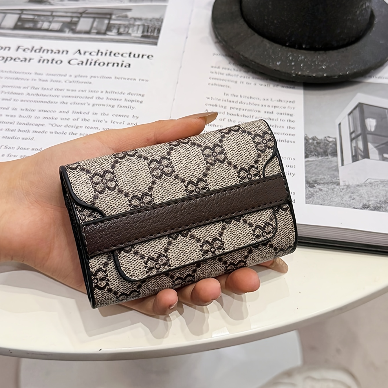 Image of A Women's Fashionable Short Accordion Cardholder With Floral Print In Vintage Style, Featuring Anti-skimming Credit Card Slots, A Compact And Lightweight Clutch For Ids And Business Cards