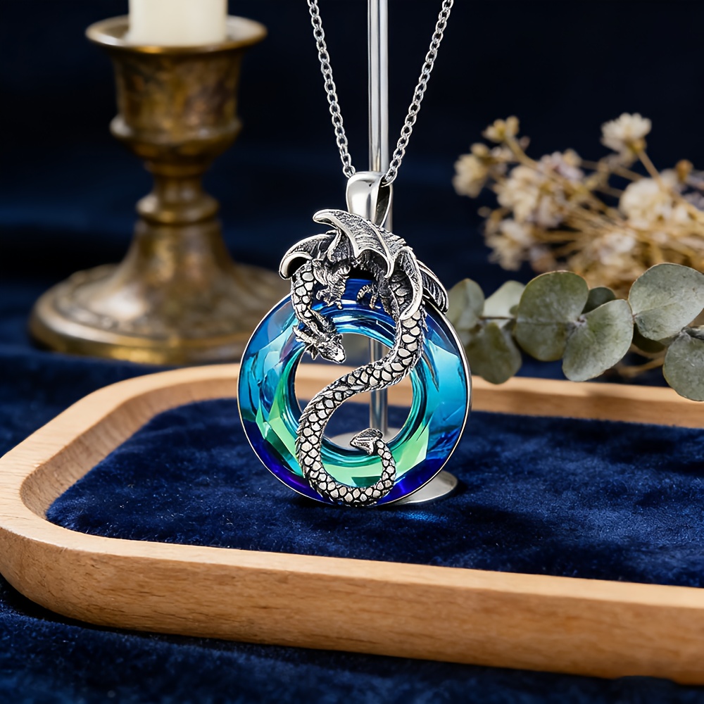 TEMU Collier mystérieux vintage dragon , avec un motif de dragon volant argenté en trois dimensions enveloppé de artificiels irisés en dégradé.