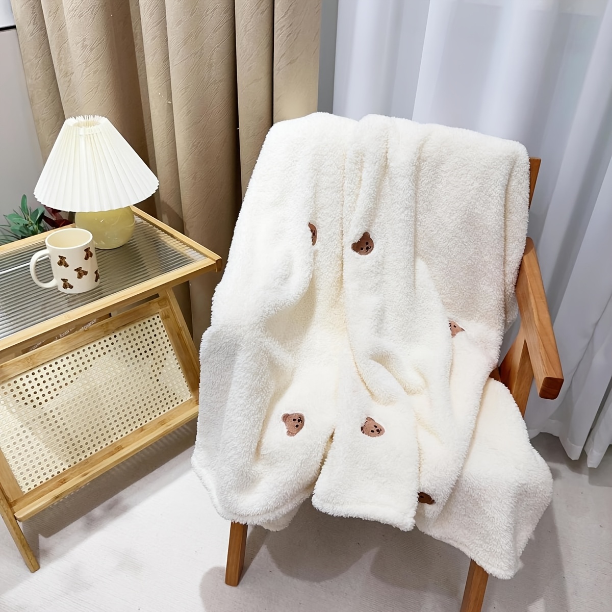 Soft and Comfortable Children's Blanket with Bear Pattern