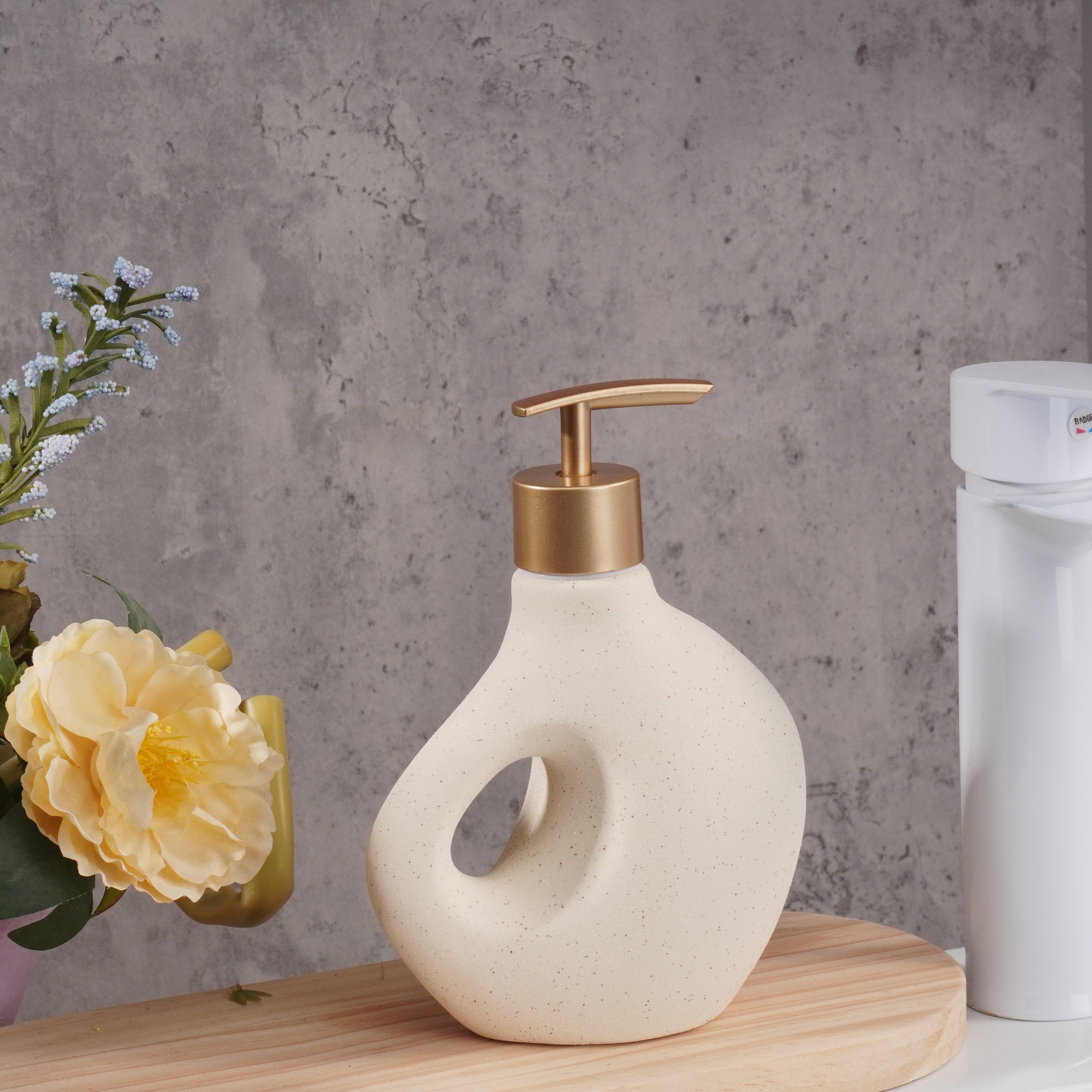 TEMU - Style Soap Dispenser In Matte Beige Ceramic - A Textured Pump Bottle With A Golden Pump For Your Bathroom Or Kitchen