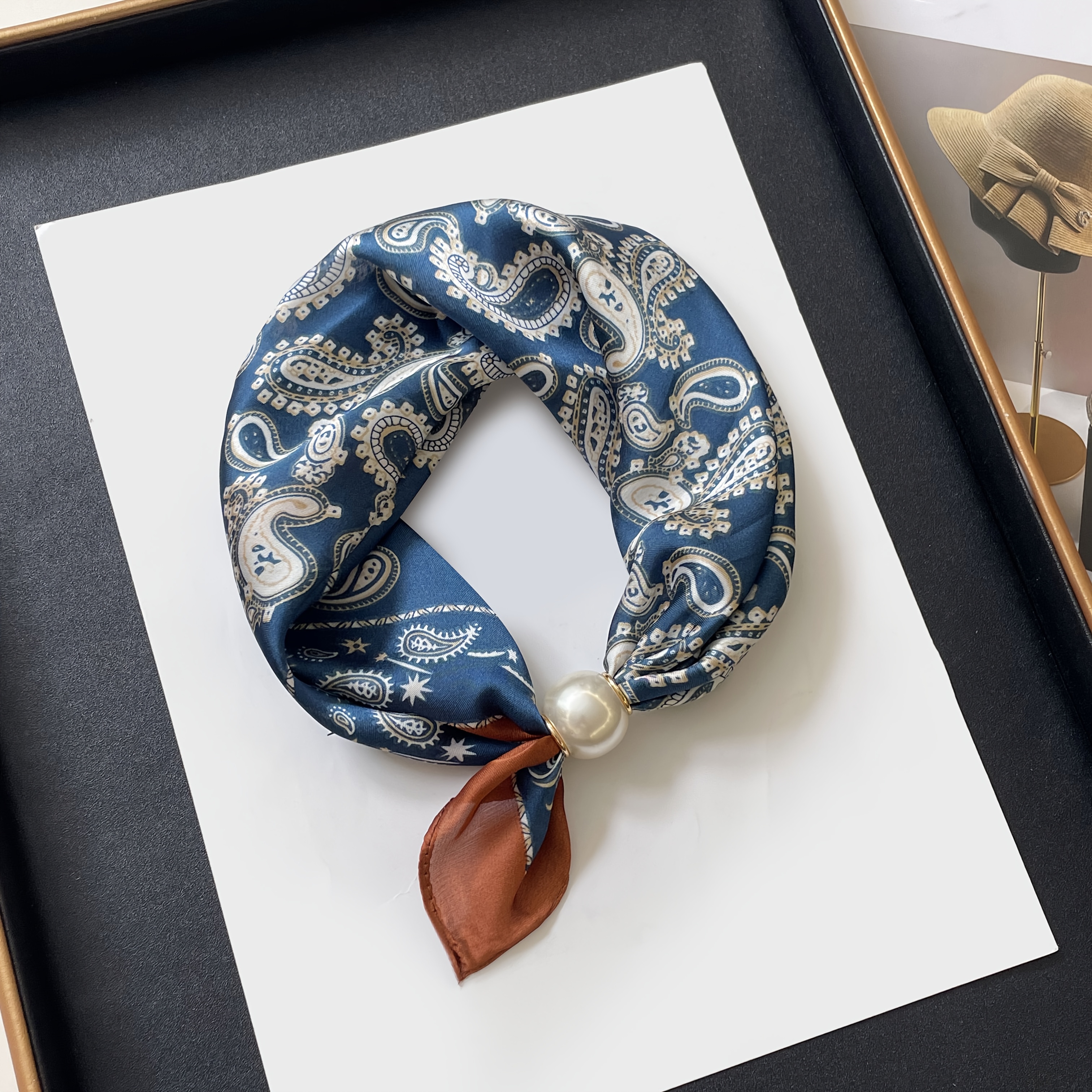TEMU Écharpe et cache-cou pour femmes, imprimé vintage avec fermoir magnétique en perle, nœud pour plus de commodité et de style. Disponible en