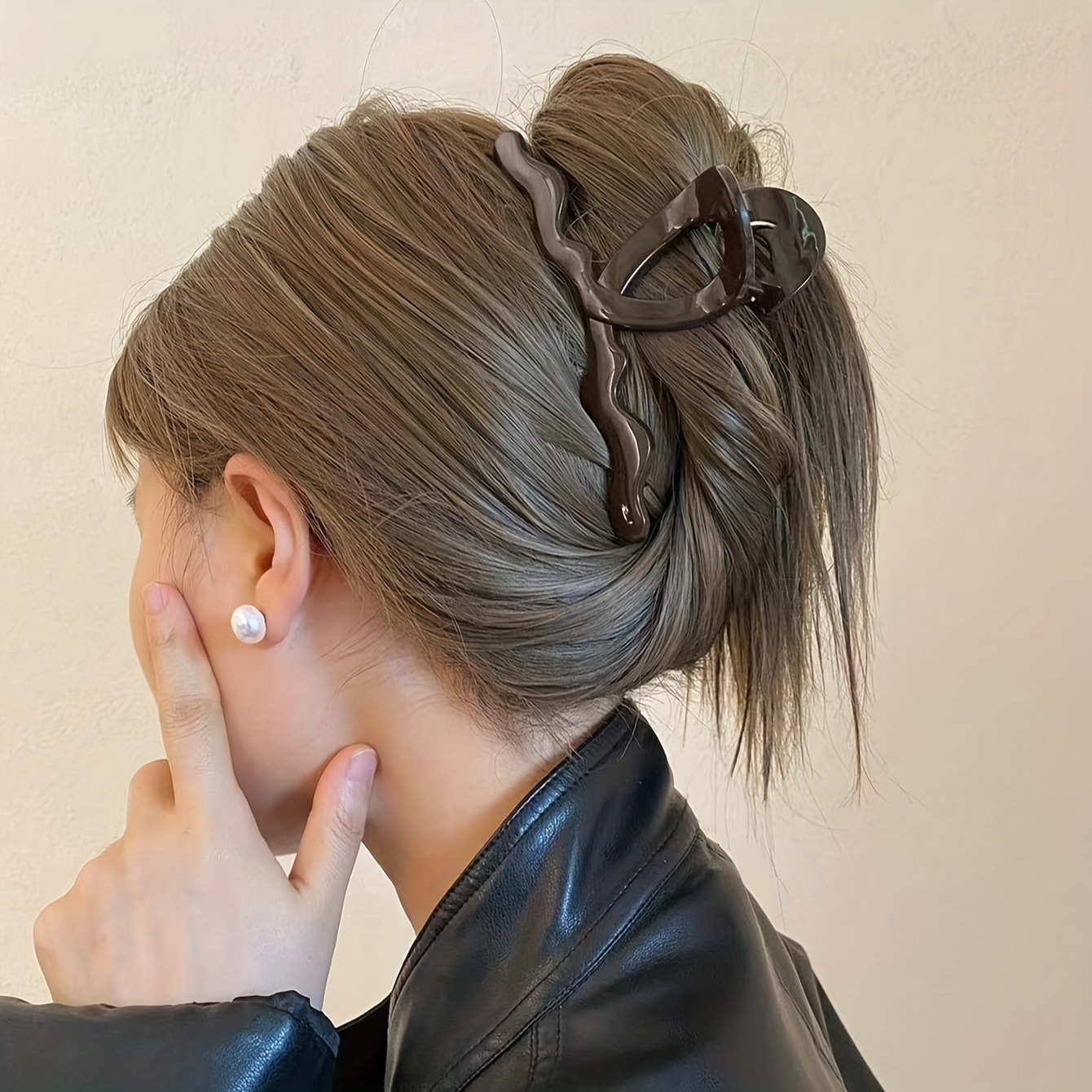 E-shop Haarspange mit unregelmäßiger Wellenform für Damen, große Schokoladenbraune Haarklammer, geeignet für halbe oder volle Frisuren, entwickelt für