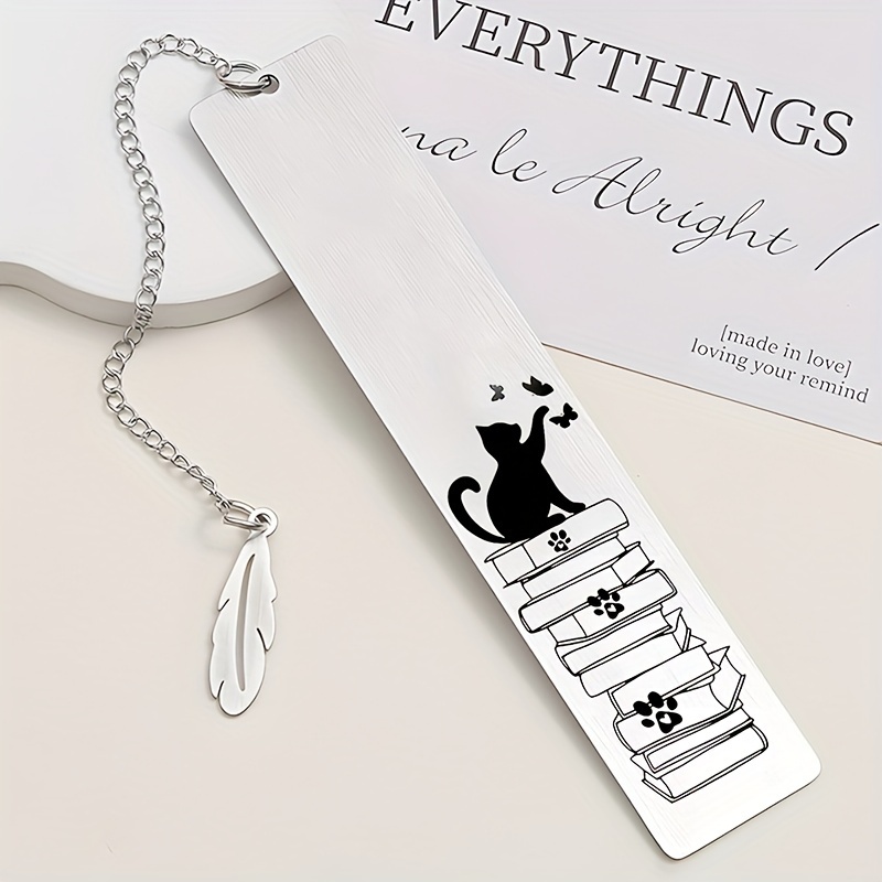 

Stainless Steel Bookmark With Tree Leaf Charm & Tassel, Engraveable Personalized Gift – Elegant Metal Book Marker With Etched Cat And Stack Of Books For Readers And Book Lovers – English Lettering