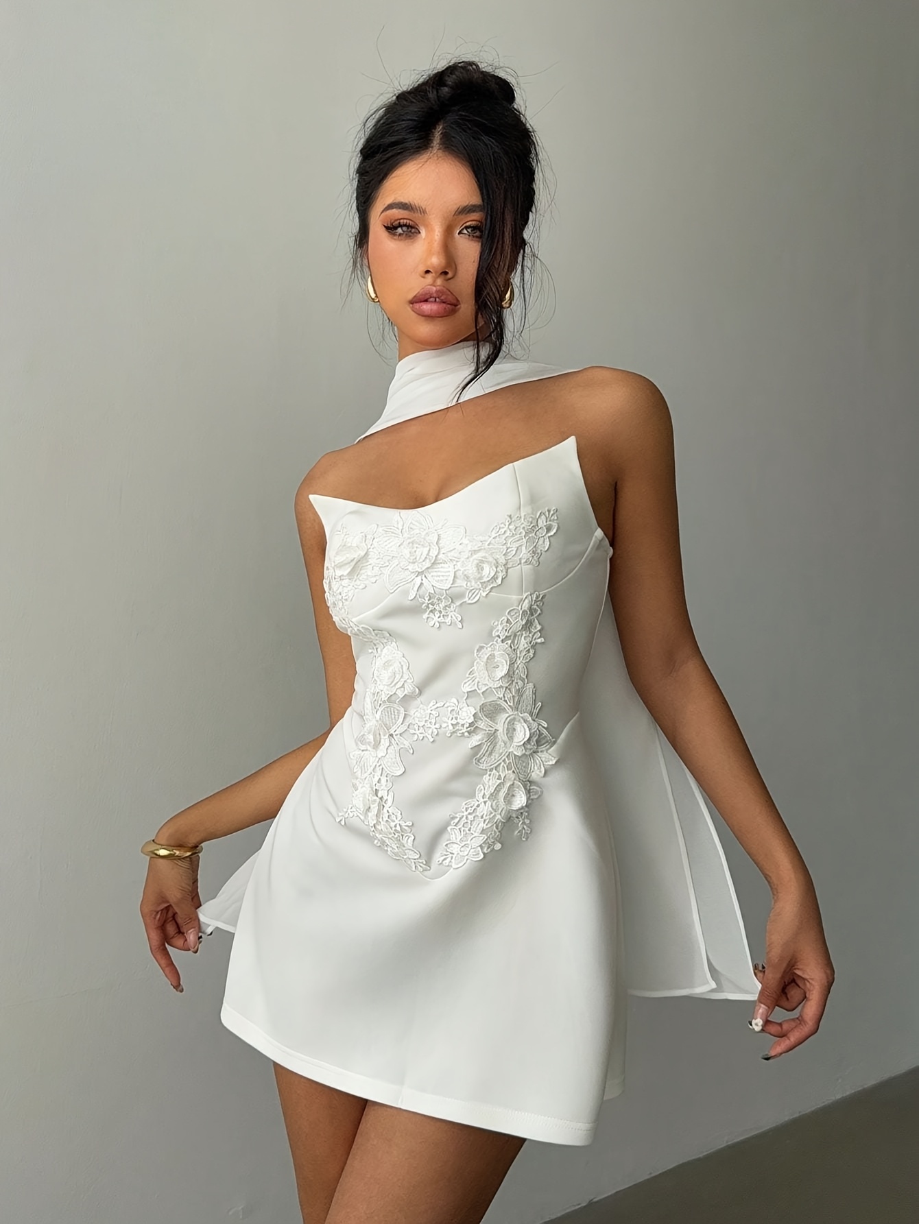 design sense halter neck haljina s jednim ramenom, trakom oko struka i bijelim naramenicama