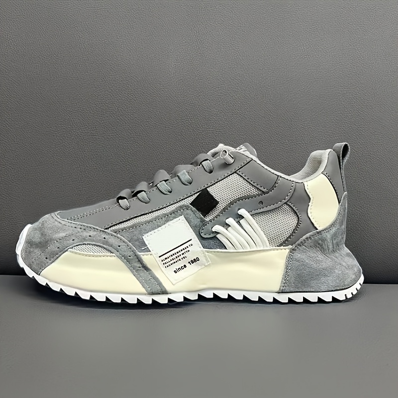 [Baskets] Chaussures de course sur route pour hommes disponibles en cinq couleurs, avec une coupe confortable et une augmentation de la hauteur visible. Ces chaussures de sport populaires conviennent à diverses occasions et à toutes les saisons, parfaites pour les activités de plein air et les entraînements.