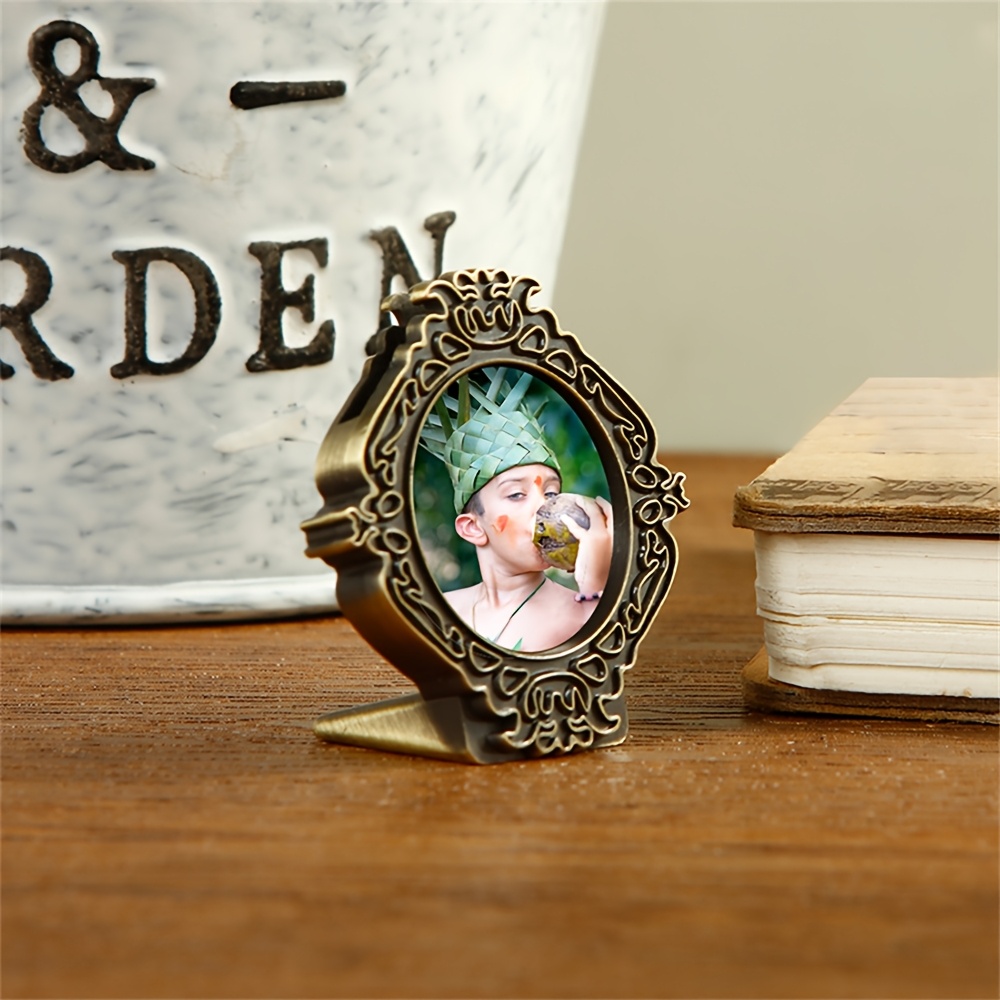 Petit cadre ovale, verre convexe, en bronze doré style Louis