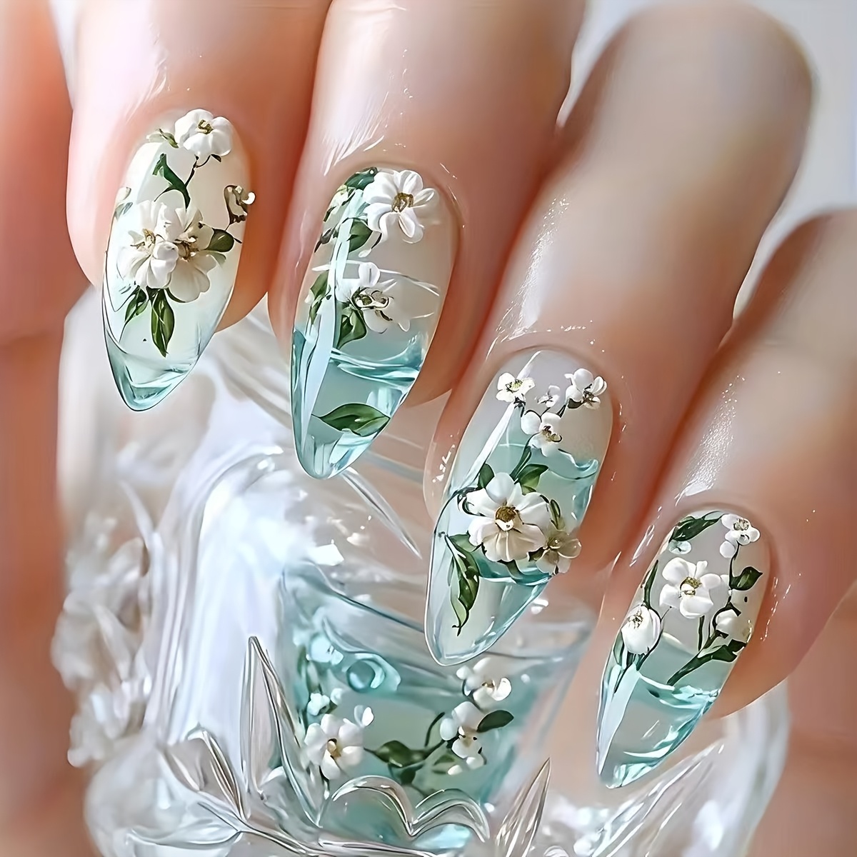 TEMU Eisblaue Farbverlauf Blumen Nagelkunst, Sanfter Stil Handbemalte Jasmin Mittlere Länge Spitzform Nagelsticker 24 Stück