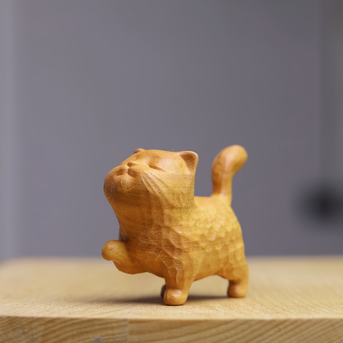 

Hand-carved Boxwood Kitty Figurine, Modern And Cute Lucky Cat Charm, Portable Craft For Collectors And Animal Decor Enthusiasts (1 Piece)