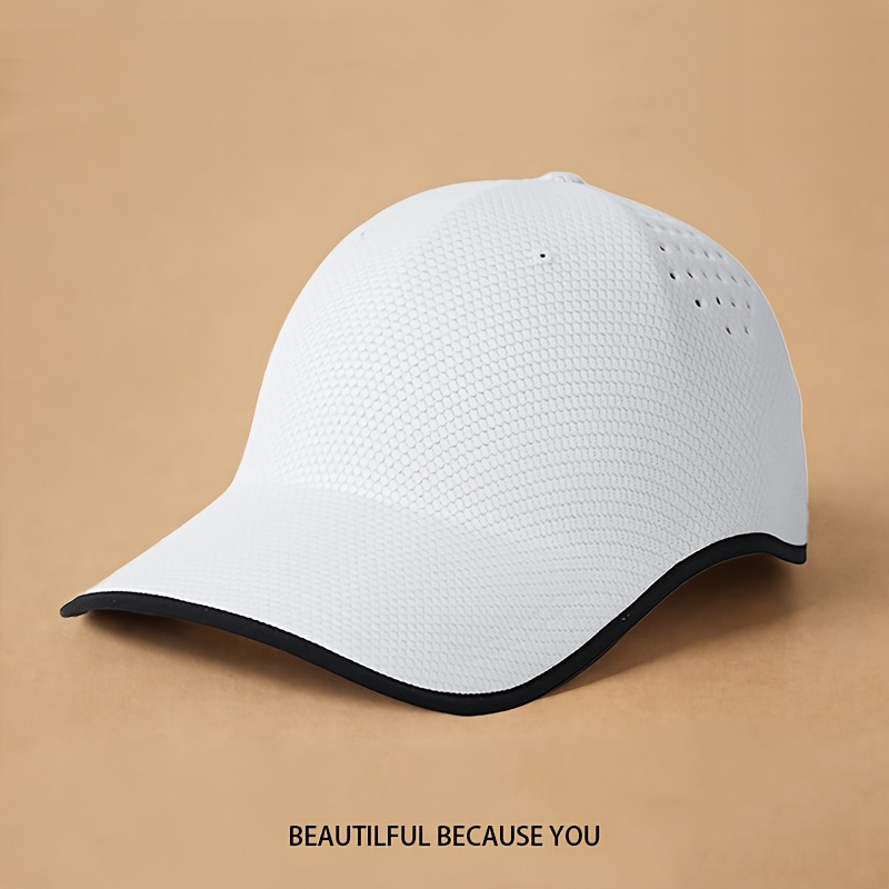 A Comfortable And Breathable Baseball Cap Designed for Sports, Featuring a Flexible Fit And a Soft Brim That Dries Quickly, Perfect for Everyday Use