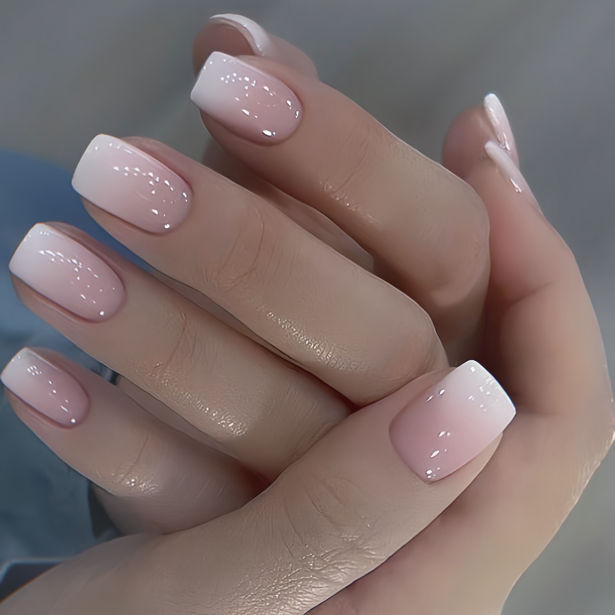 

Faux Ongles Carrés Moyens Brillants, 24 Pièces, Dégradé Blanc Rosé, À Pression, Doux, Pour Femmes Et Filles, Usage Quotidien