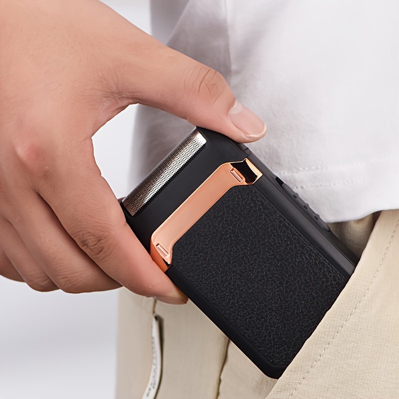 El afeitadora eléctrica FEIYBA es un regalo ideal para hombres durante las fiestas. Cuenta con carga USB y permite un corte preciso de barba, patillas y cortes de pelo. Adecuada para uso en el hogar, el coche y viajes.