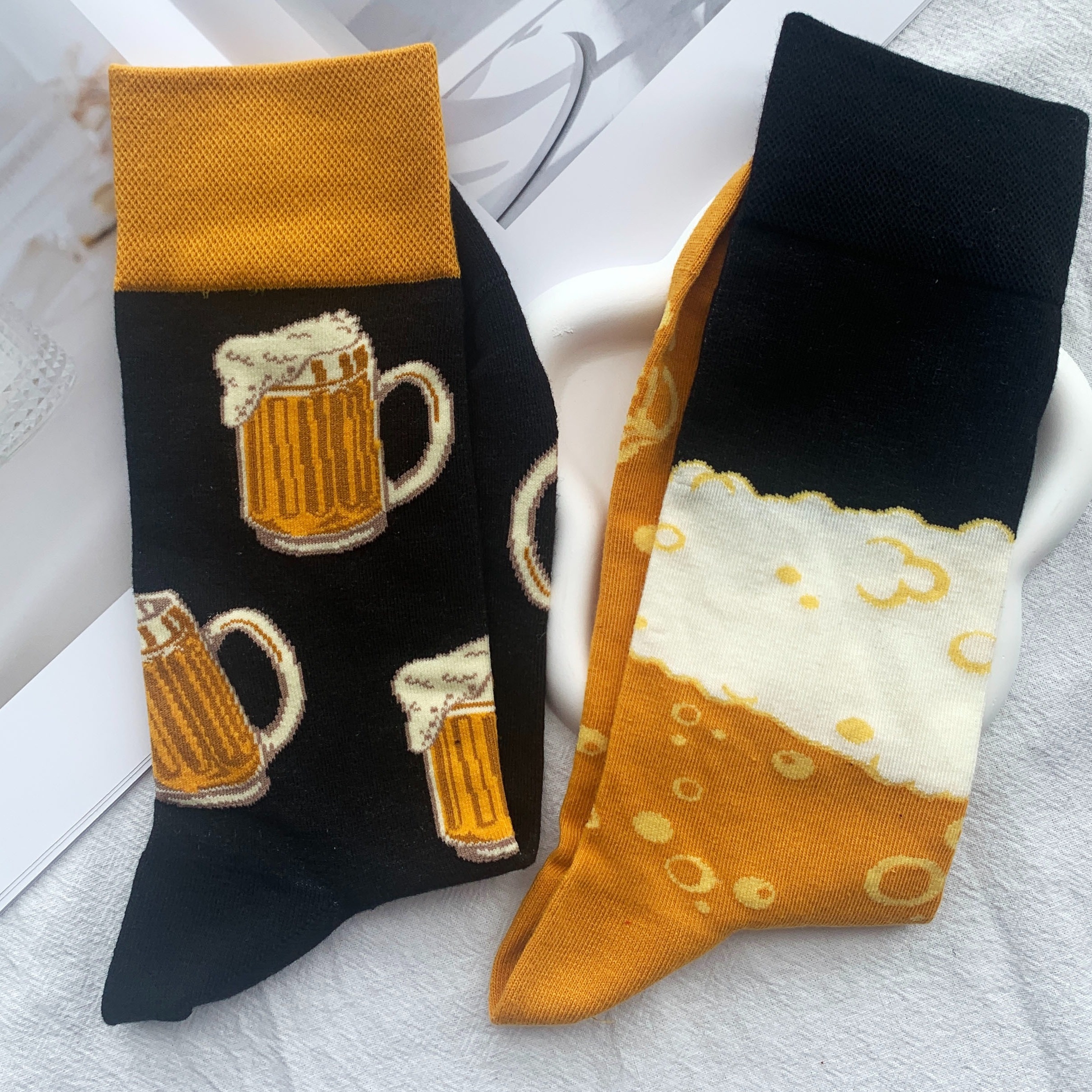 1 Pair CHAOZHU Beer Lover Socks - Fun Couples Gift for Men & Women, Extended Mid-Calf Brewing socks with Beer Mug Designs, Black & Mustard - Hand Wash Only Casual Party Casual Attire, Themed Apparel, Quirky Pattern, Soft Fabric, Sock Collectors