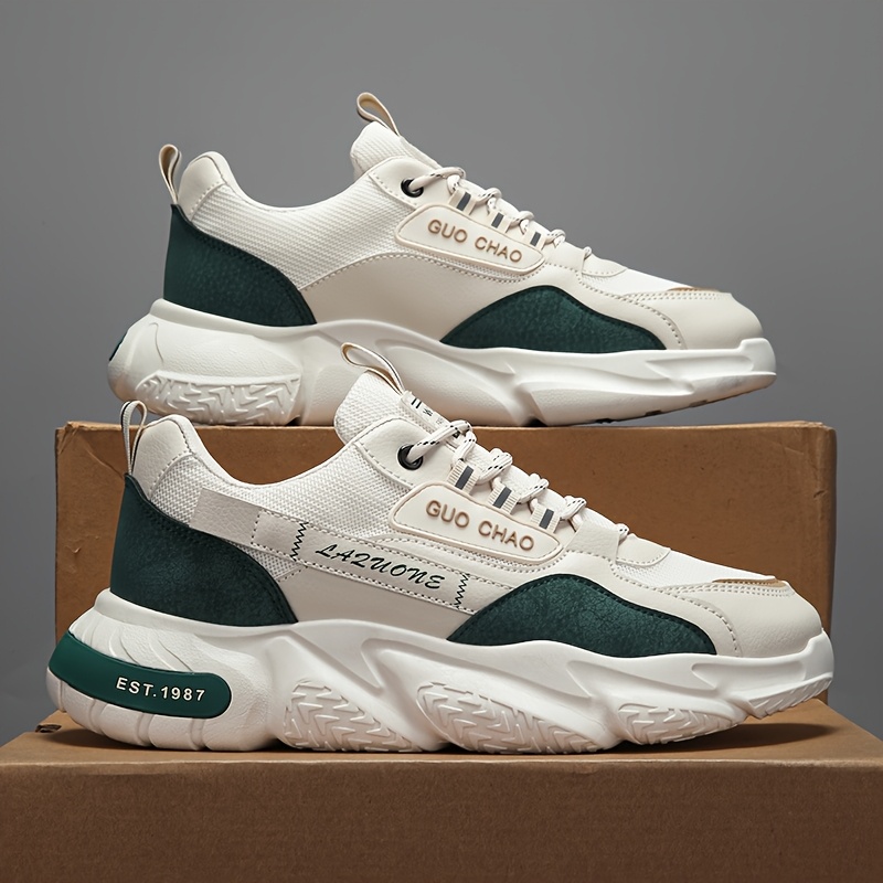 Un par de zapatillas de skate versátiles para hombre con agarre fuerte, ligeras y transpirables, elegantes y cómodas, adecuadas para viajes, paseos al aire libre y deportes, perfectas para todas las estaciones, zapatillas blancas casuales con cordones.
