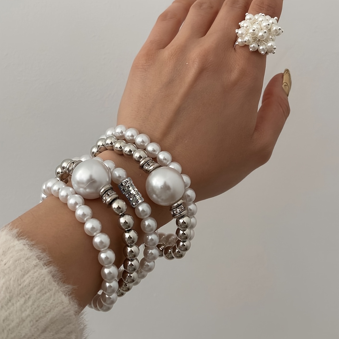E-shop 5-teiliges Set Übertriebener Punk-Stil Imitat-Perlen-Armbänder und Handketten für Damen – als Accessoires für und Partys, geeignet für Outfits